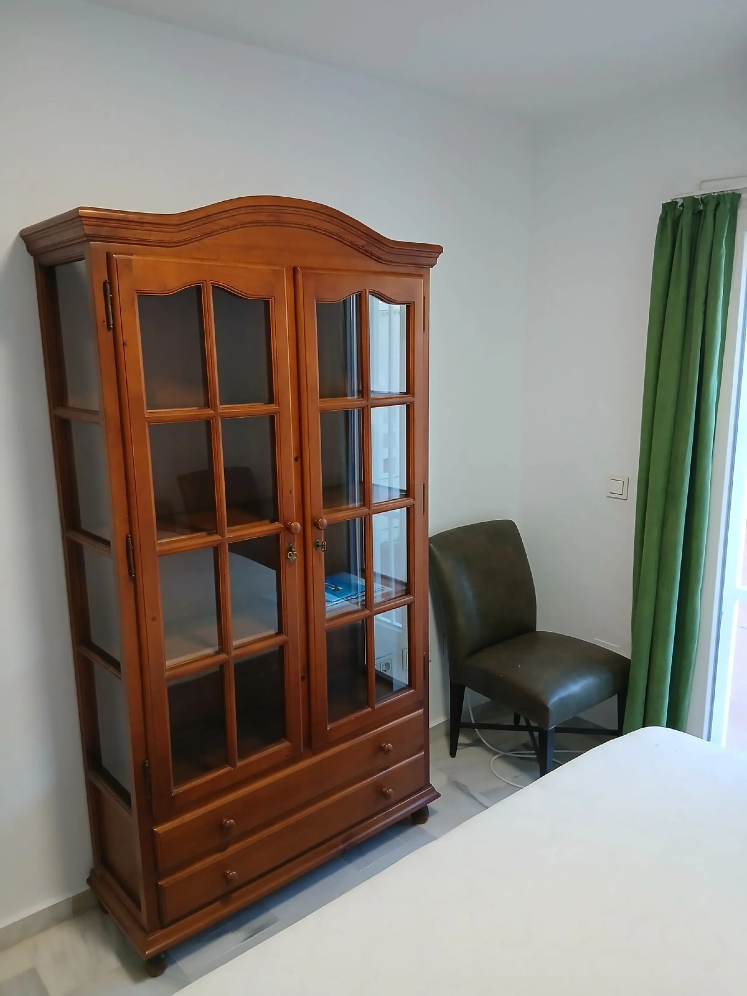 A large and spacious duplex apartment situated on the beachfront to the west of Estepona, offering direct access to the beach.  Comprising of 5 bedrooms and 4 bathrooms over 2 floors. On the upper floor, there are 2 bedrooms and 2 bathrooms, (Master bedro