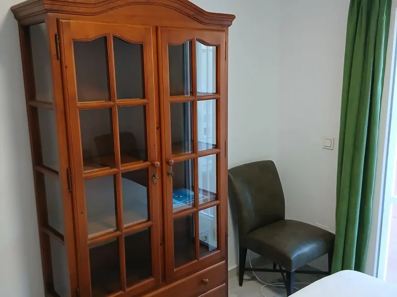 A large and spacious duplex apartment situated on the beachfront to the west of Estepona, offering direct access to the beach.  Comprising of 5 bedrooms and 4 bathrooms over 2 floors. On the upper floor, there are 2 bedrooms and 2 bathrooms, (Master bedro