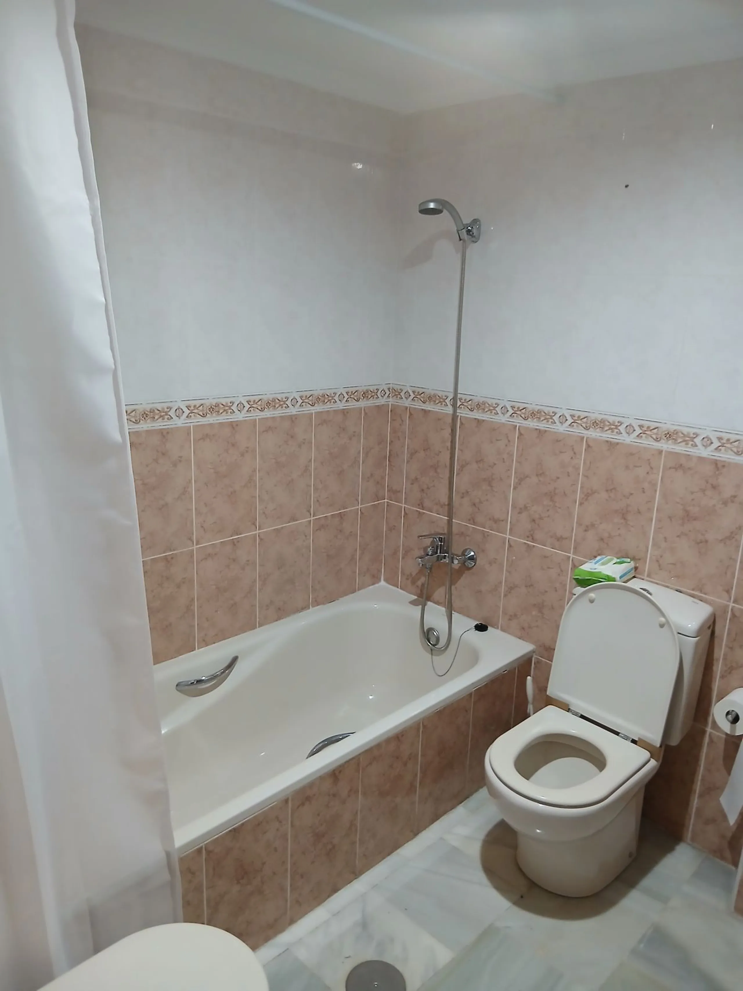 A large and spacious duplex apartment situated on the beachfront to the west of Estepona, offering direct access to the beach.  Comprising of 5 bedrooms and 4 bathrooms over 2 floors. On the upper floor, there are 2 bedrooms and 2 bathrooms, (Master bedro