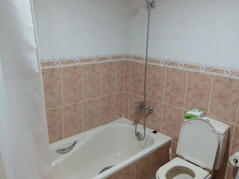 A large and spacious duplex apartment situated on the beachfront to the west of Estepona, offering direct access to the beach.  Comprising of 5 bedrooms and 4 bathrooms over 2 floors. On the upper floor, there are 2 bedrooms and 2 bathrooms, (Master bedro