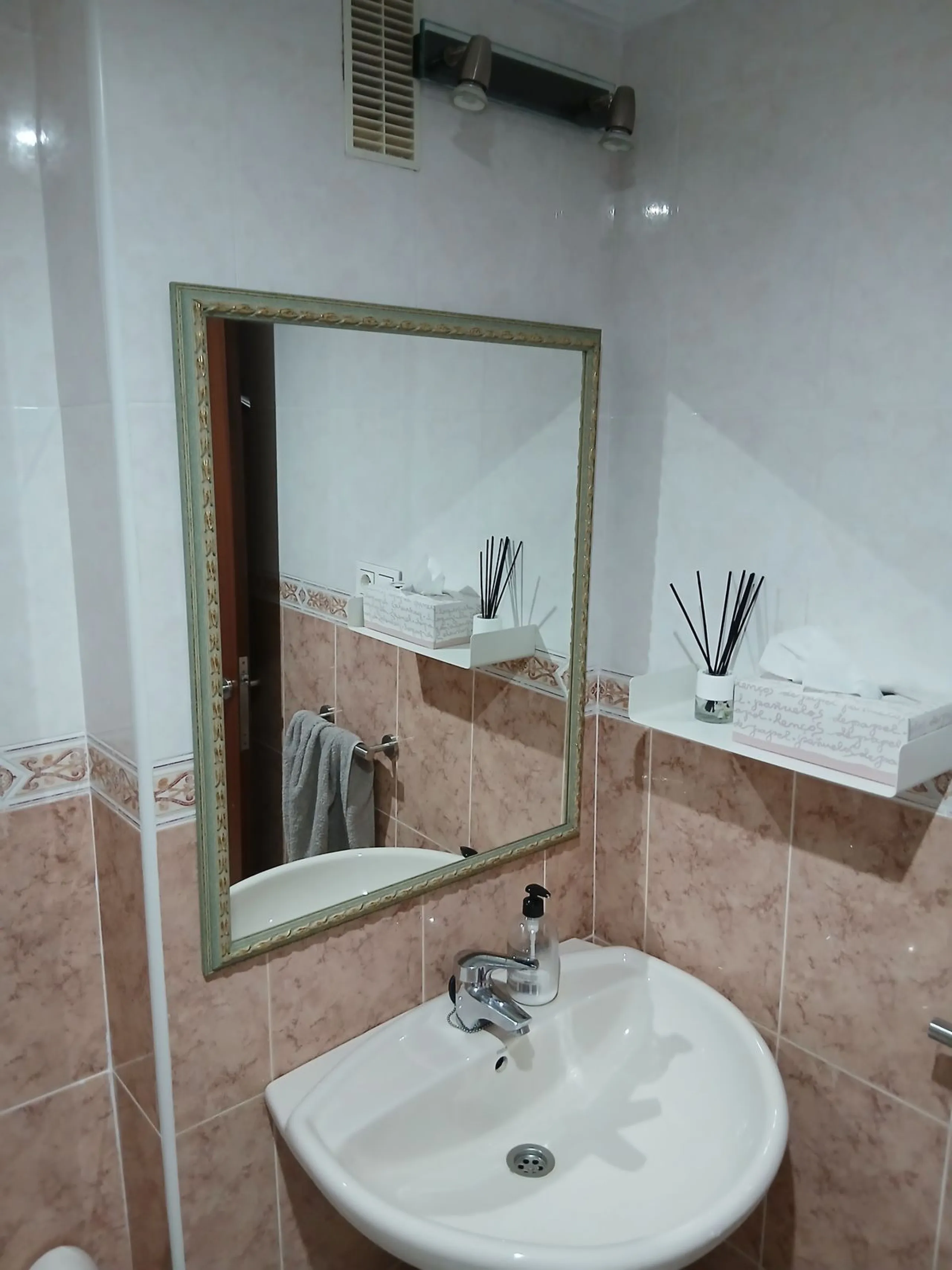 A large and spacious duplex apartment situated on the beachfront to the west of Estepona, offering direct access to the beach.  Comprising of 5 bedrooms and 4 bathrooms over 2 floors. On the upper floor, there are 2 bedrooms and 2 bathrooms, (Master bedro