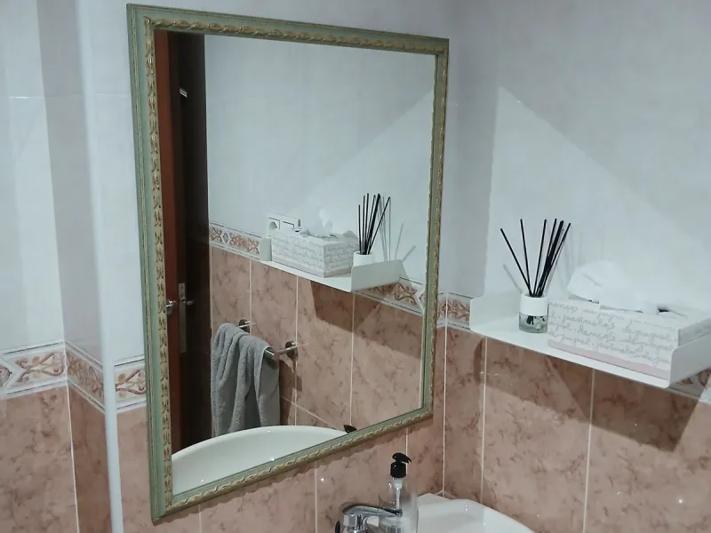A large and spacious duplex apartment situated on the beachfront to the west of Estepona, offering direct access to the beach.  Comprising of 5 bedrooms and 4 bathrooms over 2 floors. On the upper floor, there are 2 bedrooms and 2 bathrooms, (Master bedro