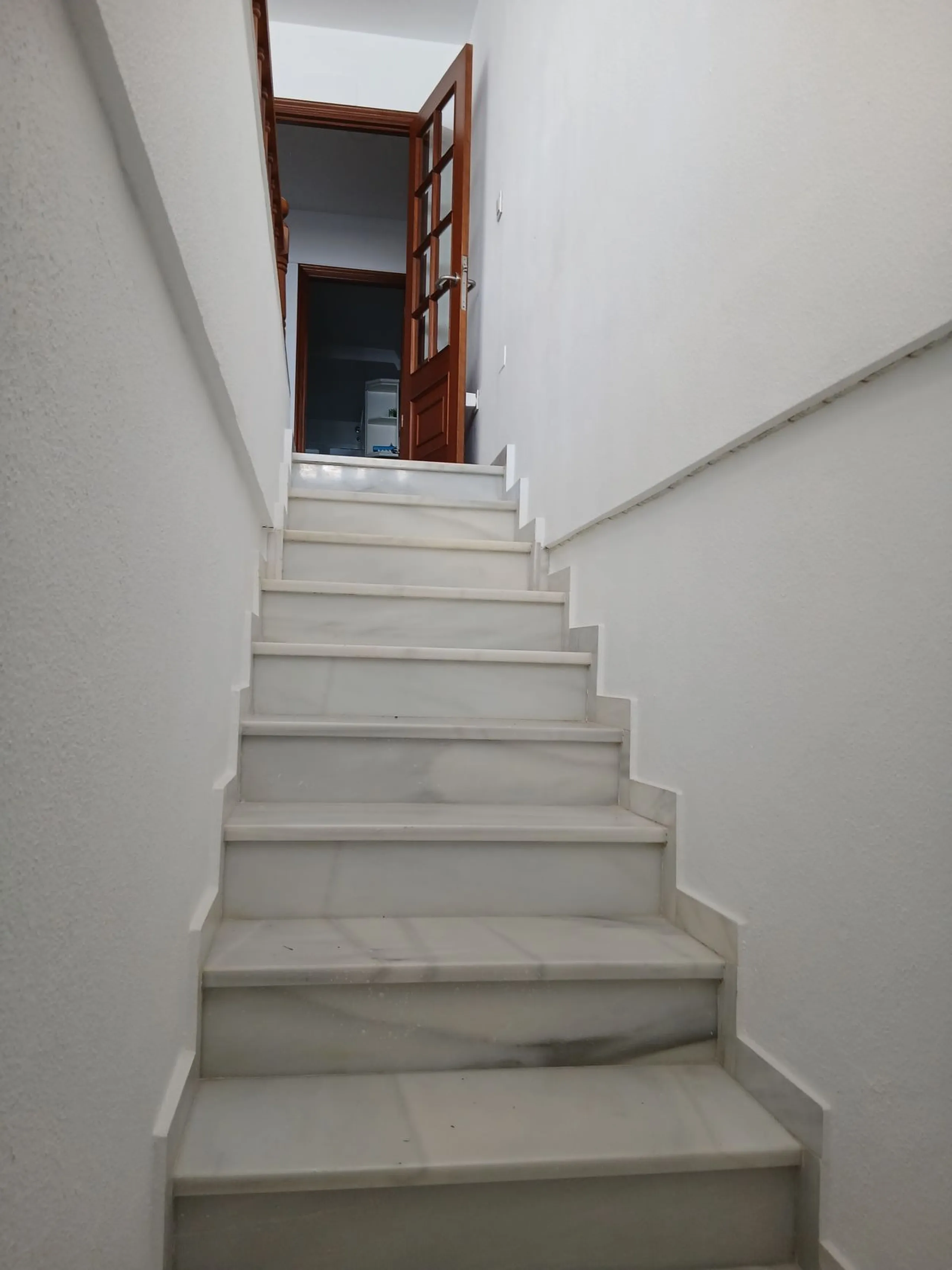 A large and spacious duplex apartment situated on the beachfront to the west of Estepona, offering direct access to the beach.  Comprising of 5 bedrooms and 4 bathrooms over 2 floors. On the upper floor, there are 2 bedrooms and 2 bathrooms, (Master bedro