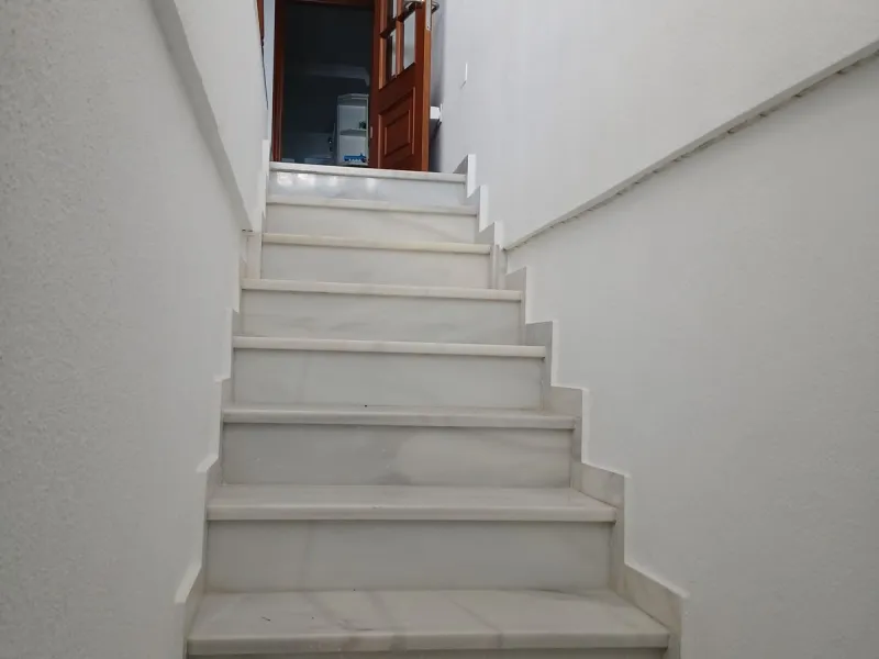 A large and spacious duplex apartment situated on the beachfront to the west of Estepona, offering direct access to the beach.  Comprising of 5 bedrooms and 4 bathrooms over 2 floors. On the upper floor, there are 2 bedrooms and 2 bathrooms, (Master bedro