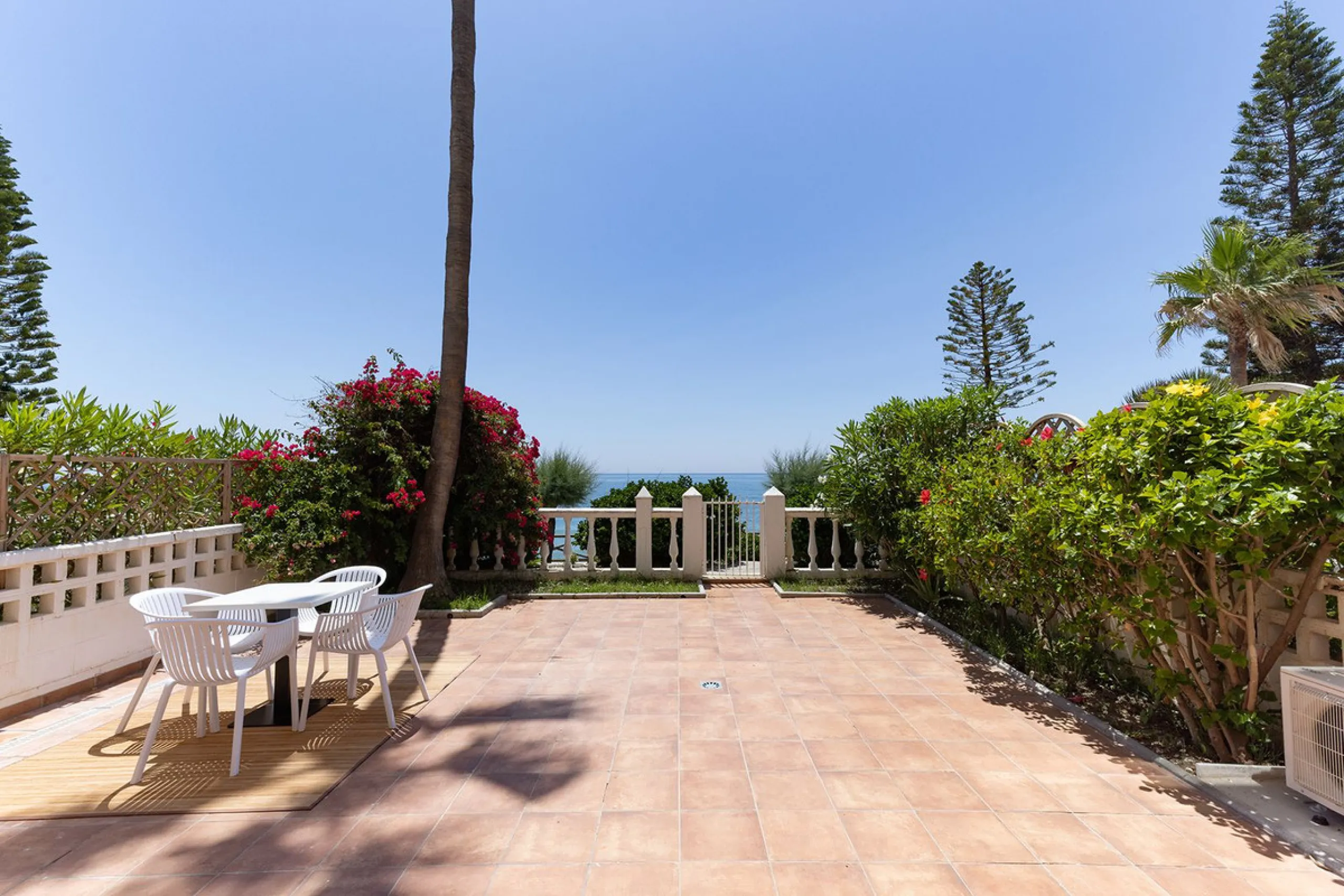 A large and spacious duplex apartment situated on the beachfront to the west of Estepona, offering direct access to the beach.  Comprising of 5 bedrooms and 4 bathrooms over 2 floors. On the upper floor, there are 2 bedrooms and 2 bathrooms, (Master bedro