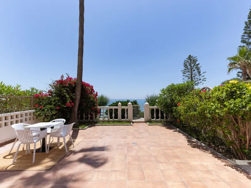 A large and spacious duplex apartment situated on the beachfront to the west of Estepona, offering direct access to the beach.  Comprising of 5 bedrooms and 4 bathrooms over 2 floors. On the upper floor, there are 2 bedrooms and 2 bathrooms, (Master bedro