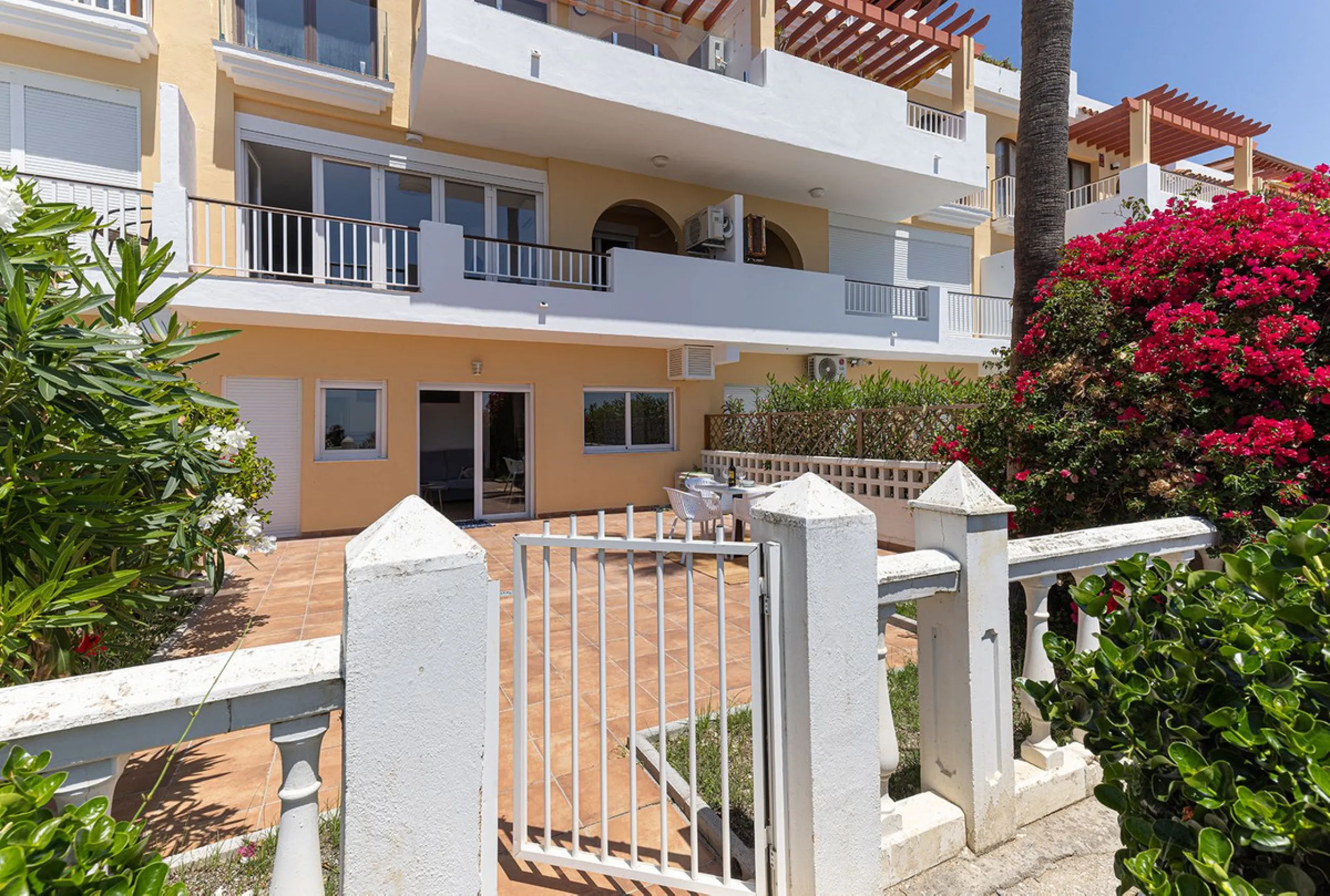 A large and spacious duplex apartment situated on the beachfront to the west of Estepona, offering direct access to the beach.  Comprising of 5 bedrooms and 4 bathrooms over 2 floors. On the upper floor, there are 2 bedrooms and 2 bathrooms, (Master bedro