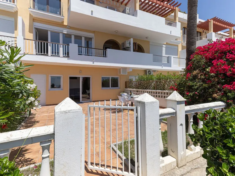 A large and spacious duplex apartment situated on the beachfront to the west of Estepona, offering direct access to the beach.  Comprising of 5 bedrooms and 4 bathrooms over 2 floors. On the upper floor, there are 2 bedrooms and 2 bathrooms, (Master bedro
