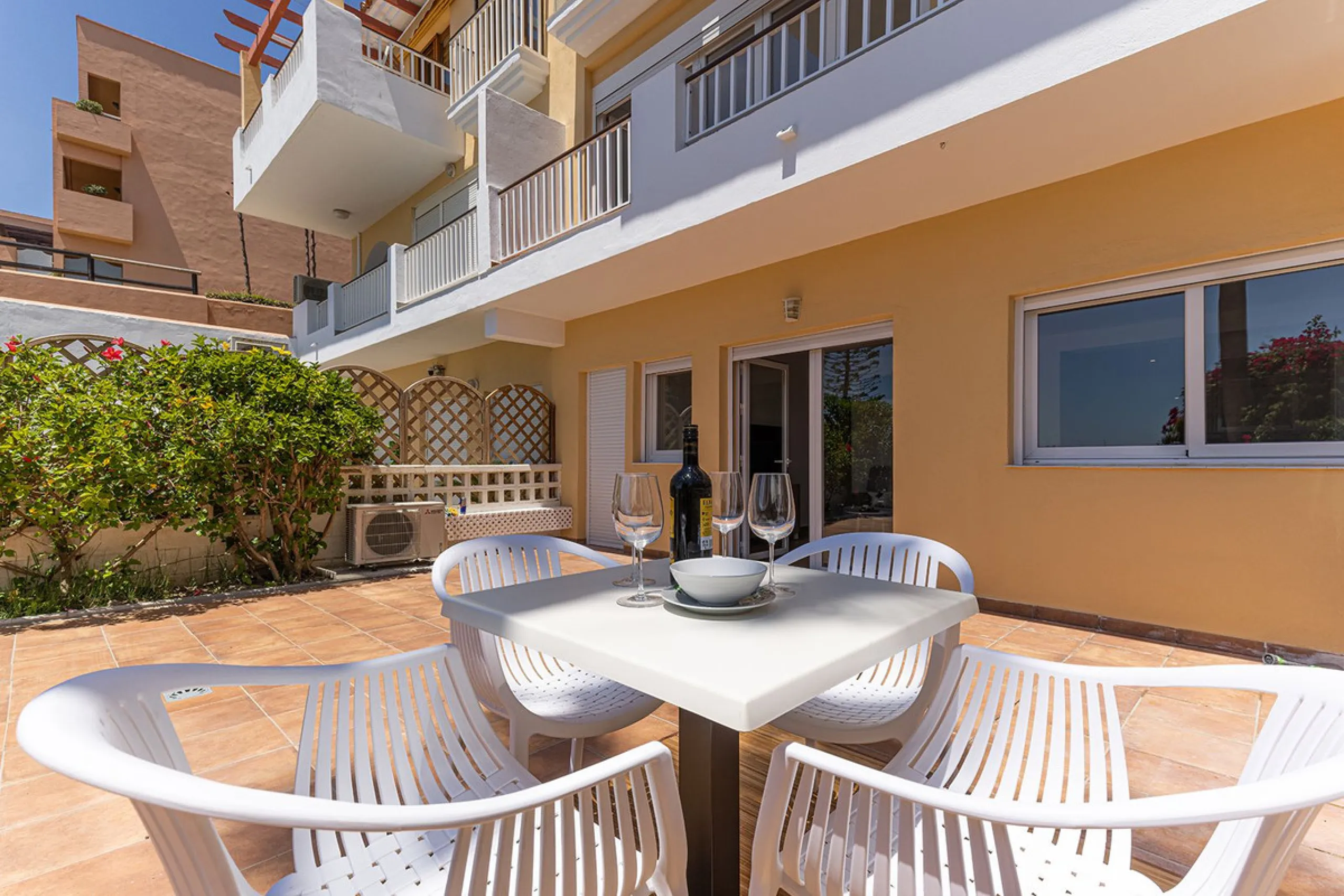 A large and spacious duplex apartment situated on the beachfront to the west of Estepona, offering direct access to the beach.  Comprising of 5 bedrooms and 4 bathrooms over 2 floors. On the upper floor, there are 2 bedrooms and 2 bathrooms, (Master bedro