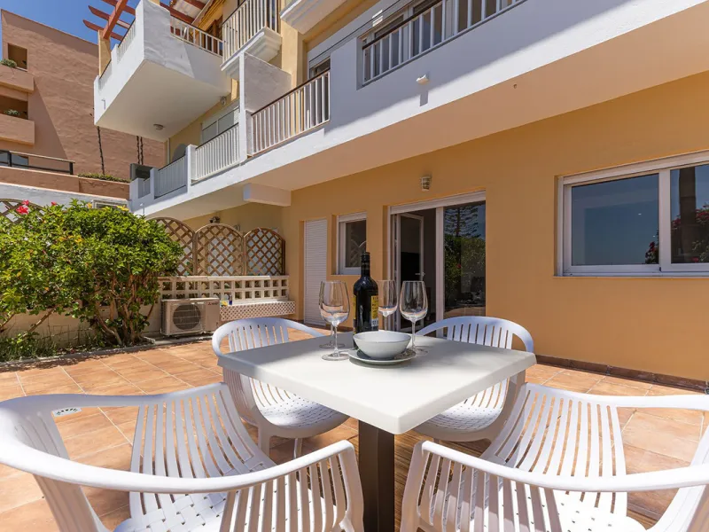 A large and spacious duplex apartment situated on the beachfront to the west of Estepona, offering direct access to the beach.  Comprising of 5 bedrooms and 4 bathrooms over 2 floors. On the upper floor, there are 2 bedrooms and 2 bathrooms, (Master bedro