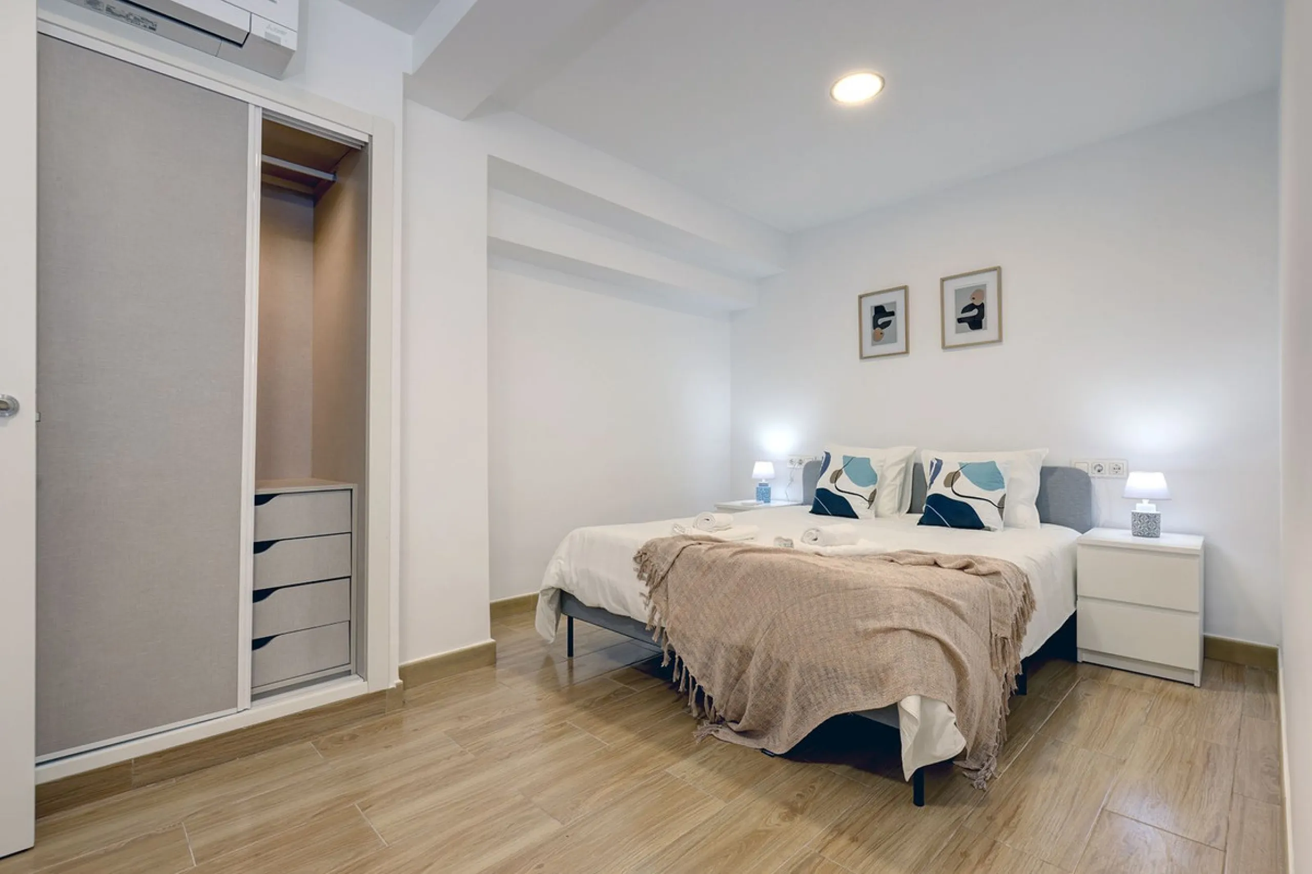 A large and spacious duplex apartment situated on the beachfront to the west of Estepona, offering direct access to the beach.  Comprising of 5 bedrooms and 4 bathrooms over 2 floors. On the upper floor, there are 2 bedrooms and 2 bathrooms, (Master bedro