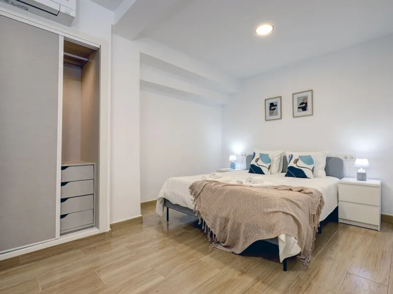 A large and spacious duplex apartment situated on the beachfront to the west of Estepona, offering direct access to the beach.  Comprising of 5 bedrooms and 4 bathrooms over 2 floors. On the upper floor, there are 2 bedrooms and 2 bathrooms, (Master bedro