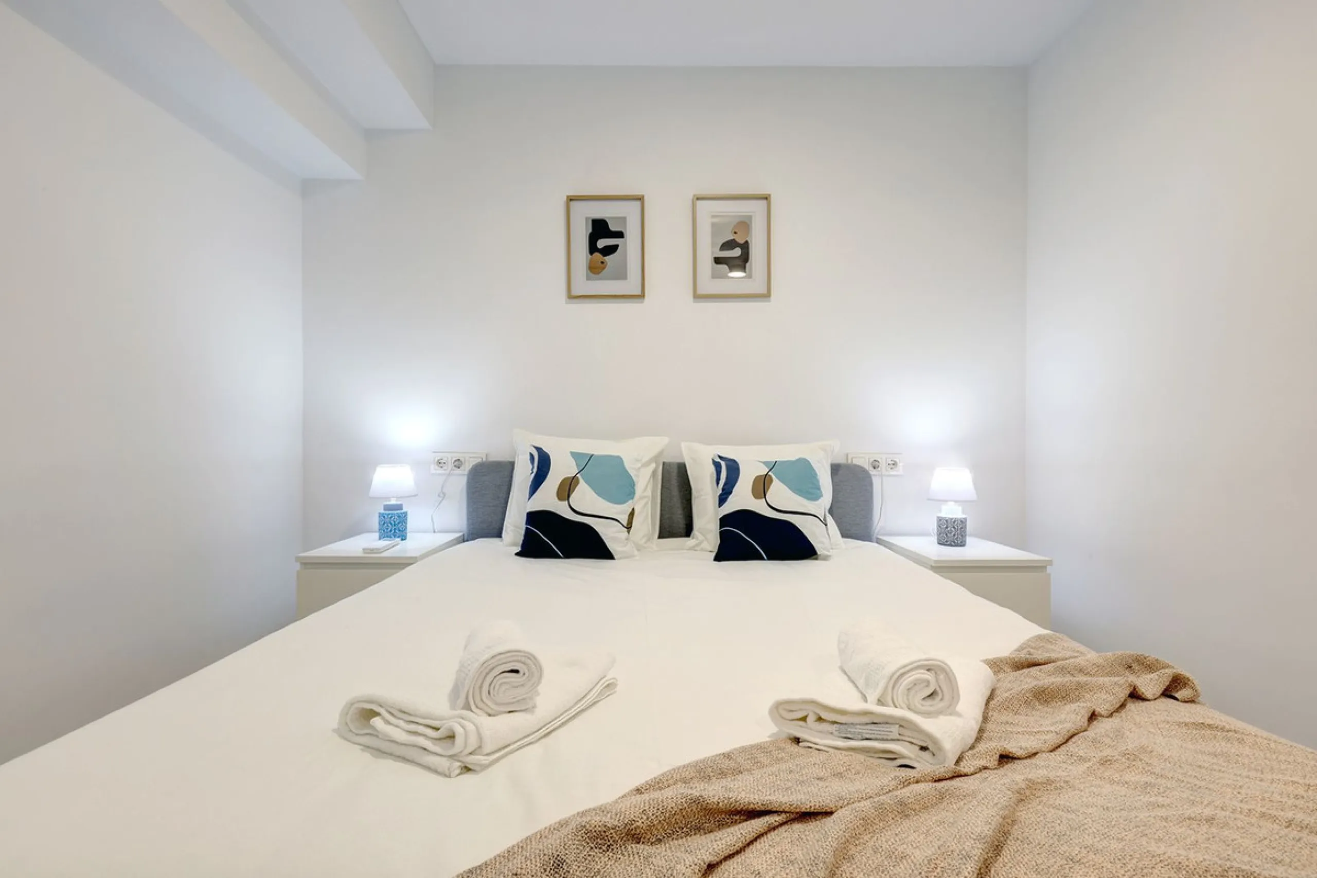 A large and spacious duplex apartment situated on the beachfront to the west of Estepona, offering direct access to the beach.  Comprising of 5 bedrooms and 4 bathrooms over 2 floors. On the upper floor, there are 2 bedrooms and 2 bathrooms, (Master bedro