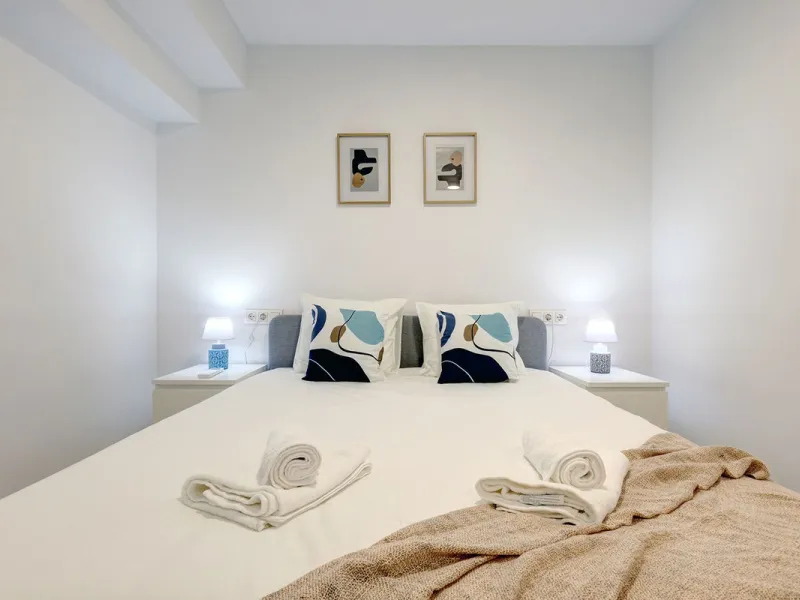 A large and spacious duplex apartment situated on the beachfront to the west of Estepona, offering direct access to the beach.  Comprising of 5 bedrooms and 4 bathrooms over 2 floors. On the upper floor, there are 2 bedrooms and 2 bathrooms, (Master bedro