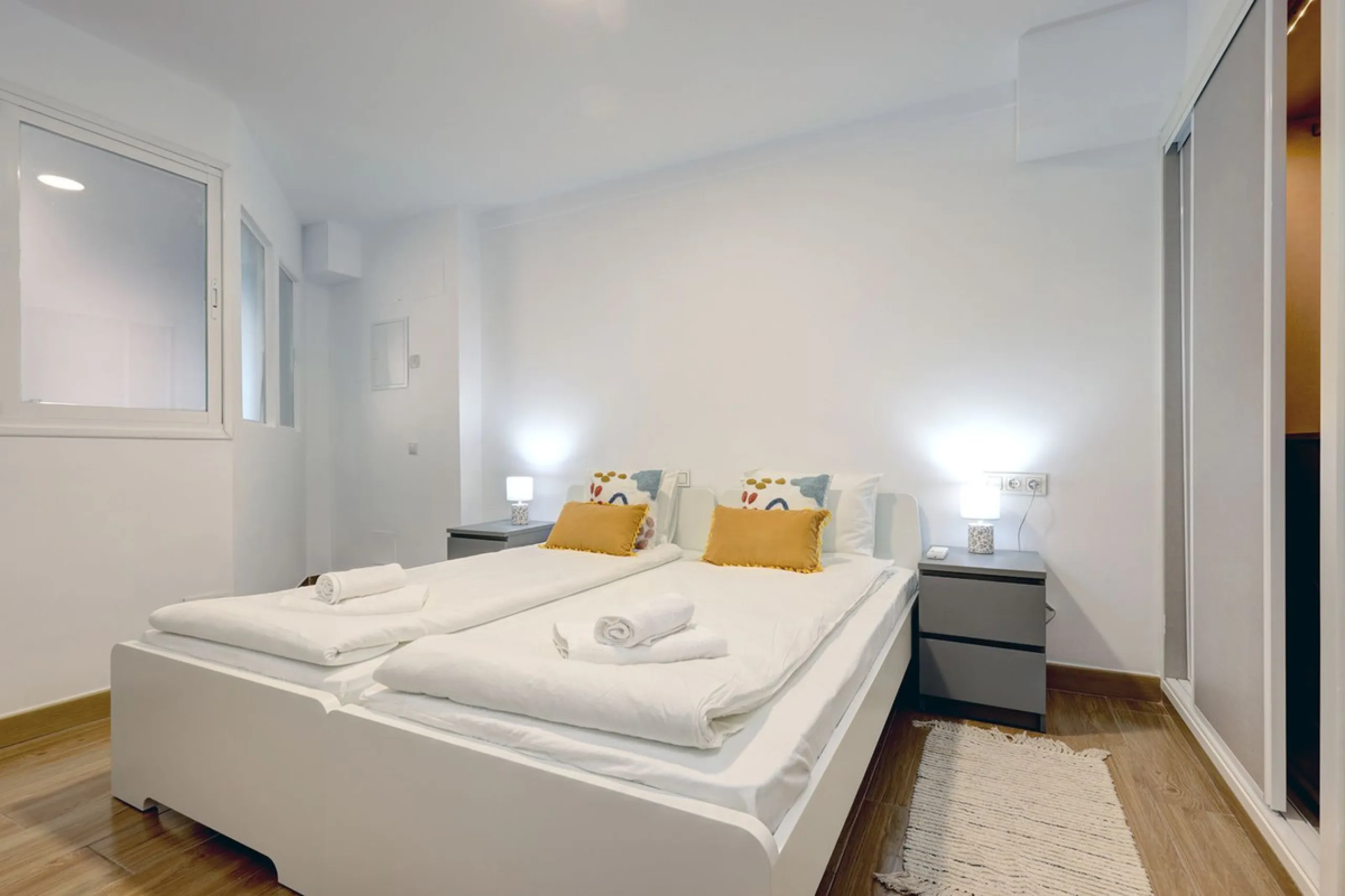 A large and spacious duplex apartment situated on the beachfront to the west of Estepona, offering direct access to the beach.  Comprising of 5 bedrooms and 4 bathrooms over 2 floors. On the upper floor, there are 2 bedrooms and 2 bathrooms, (Master bedro