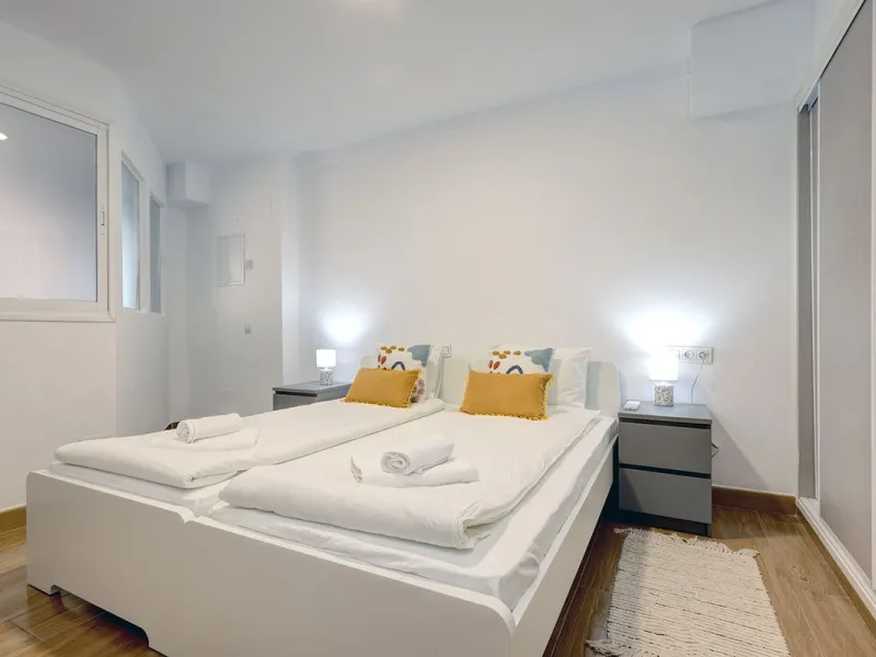 A large and spacious duplex apartment situated on the beachfront to the west of Estepona, offering direct access to the beach.  Comprising of 5 bedrooms and 4 bathrooms over 2 floors. On the upper floor, there are 2 bedrooms and 2 bathrooms, (Master bedro