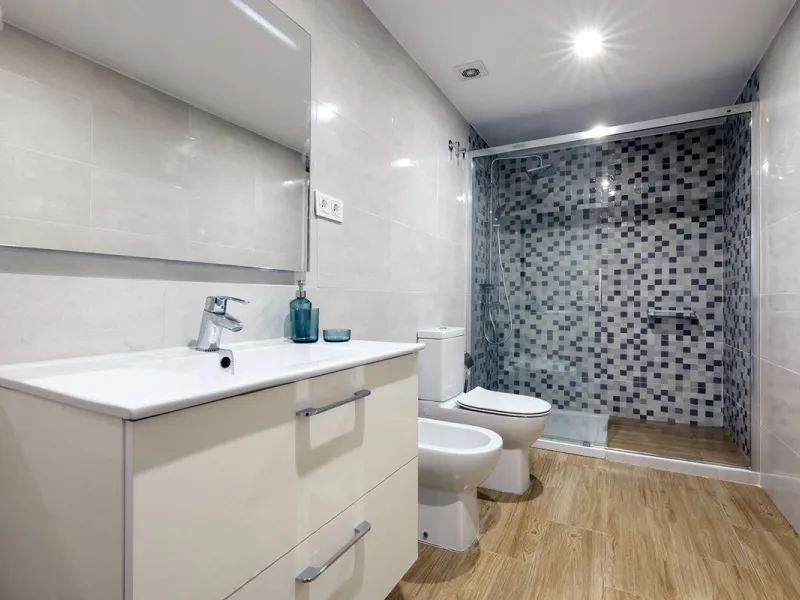 A large and spacious duplex apartment situated on the beachfront to the west of Estepona, offering direct access to the beach.  Comprising of 5 bedrooms and 4 bathrooms over 2 floors. On the upper floor, there are 2 bedrooms and 2 bathrooms, (Master bedro