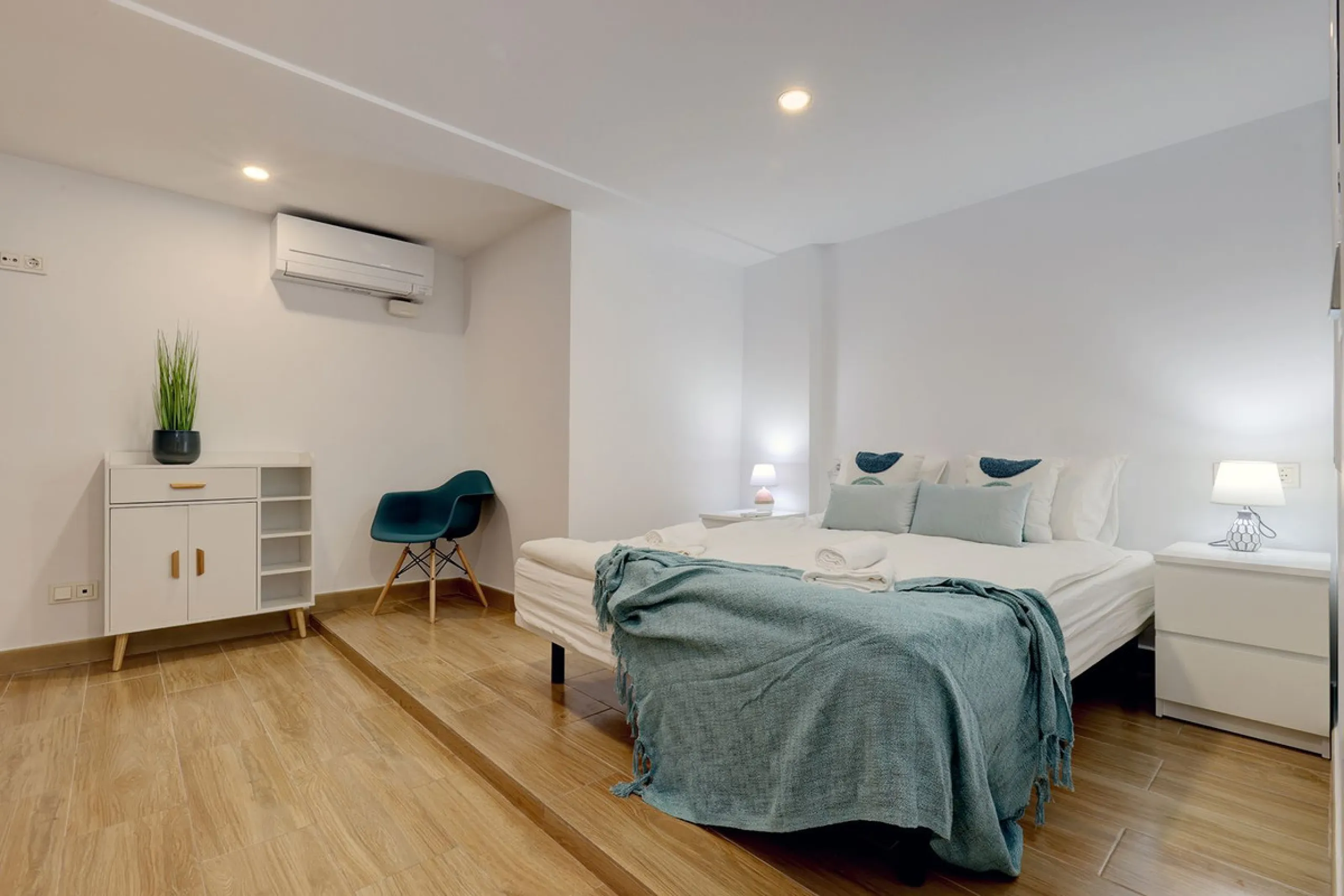 A large and spacious duplex apartment situated on the beachfront to the west of Estepona, offering direct access to the beach.  Comprising of 5 bedrooms and 4 bathrooms over 2 floors. On the upper floor, there are 2 bedrooms and 2 bathrooms, (Master bedro