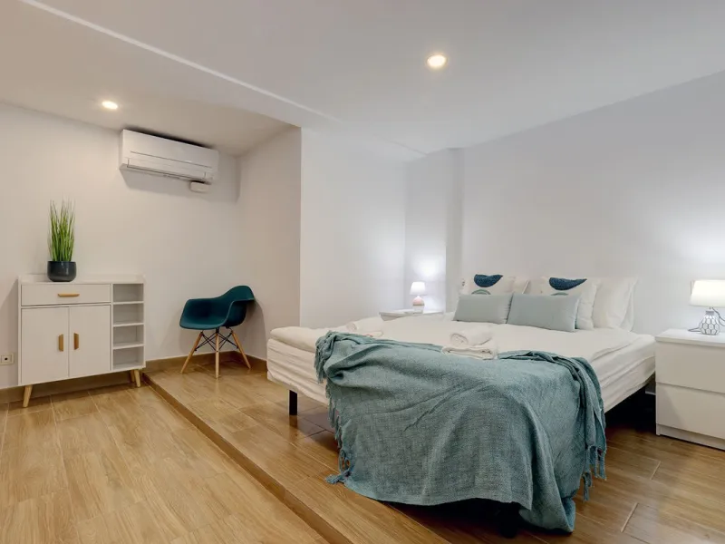 A large and spacious duplex apartment situated on the beachfront to the west of Estepona, offering direct access to the beach.  Comprising of 5 bedrooms and 4 bathrooms over 2 floors. On the upper floor, there are 2 bedrooms and 2 bathrooms, (Master bedro