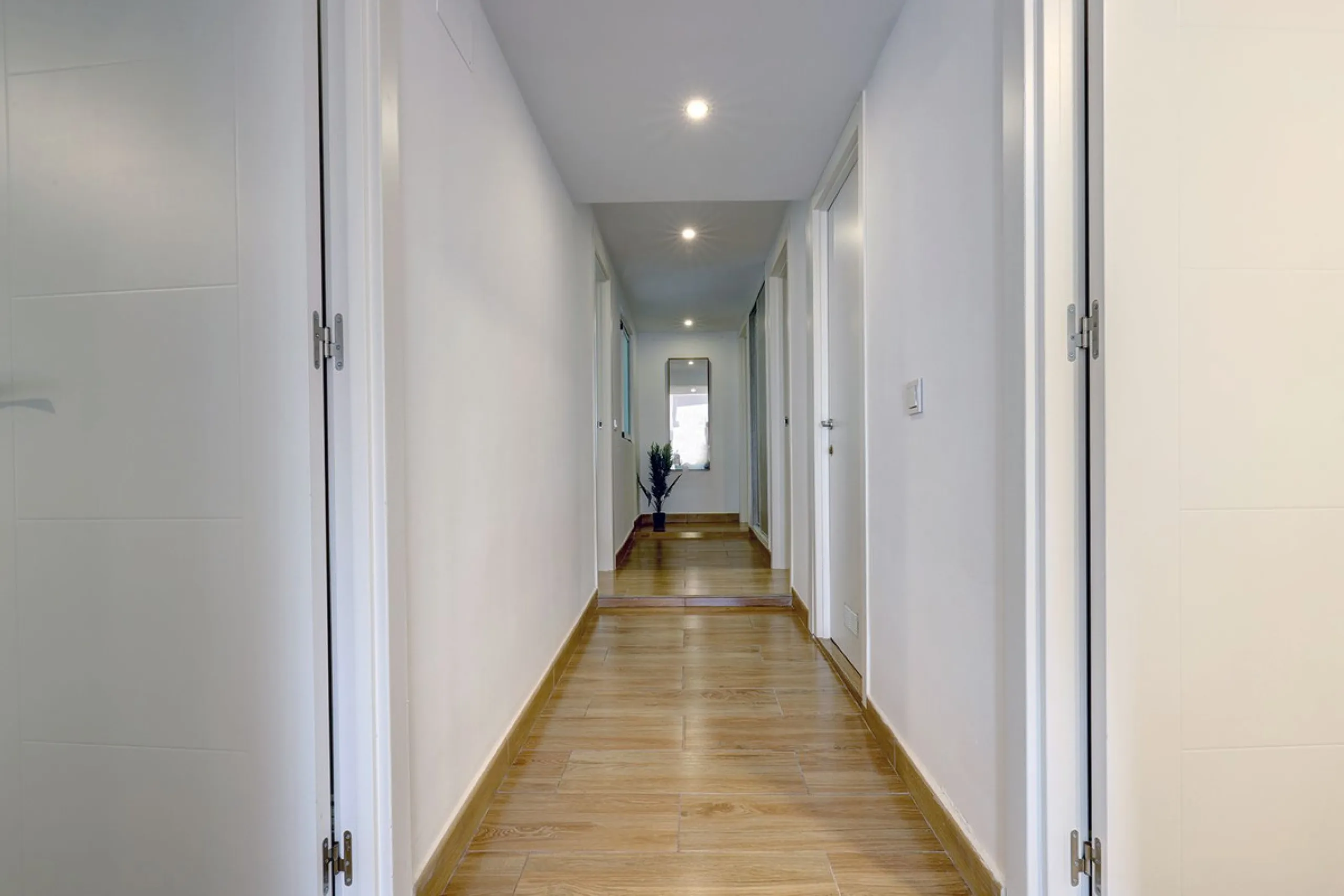 A large and spacious duplex apartment situated on the beachfront to the west of Estepona, offering direct access to the beach.  Comprising of 5 bedrooms and 4 bathrooms over 2 floors. On the upper floor, there are 2 bedrooms and 2 bathrooms, (Master bedro
