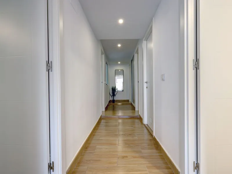 A large and spacious duplex apartment situated on the beachfront to the west of Estepona, offering direct access to the beach.  Comprising of 5 bedrooms and 4 bathrooms over 2 floors. On the upper floor, there are 2 bedrooms and 2 bathrooms, (Master bedro