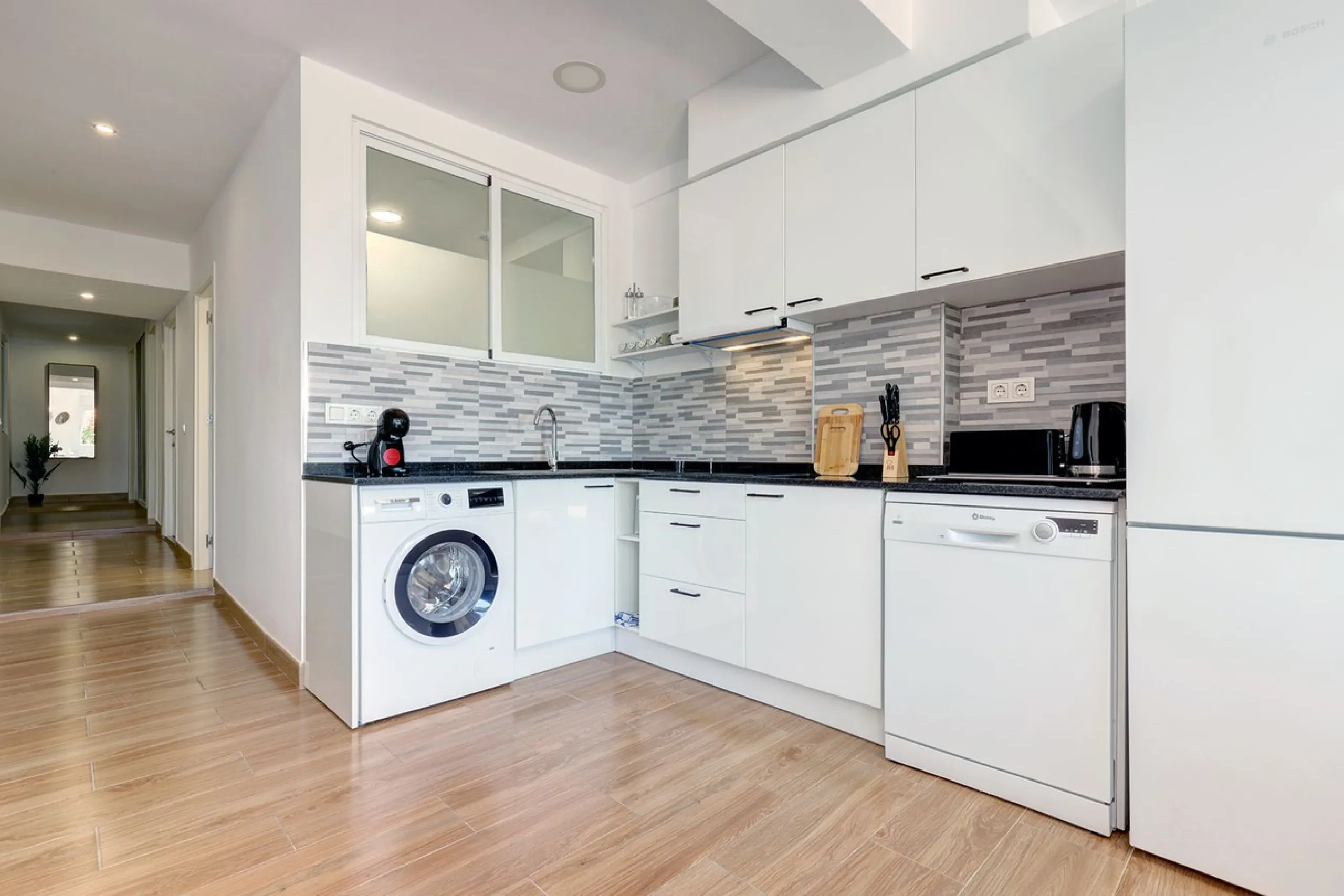 A large and spacious duplex apartment situated on the beachfront to the west of Estepona, offering direct access to the beach.  Comprising of 5 bedrooms and 4 bathrooms over 2 floors. On the upper floor, there are 2 bedrooms and 2 bathrooms, (Master bedro