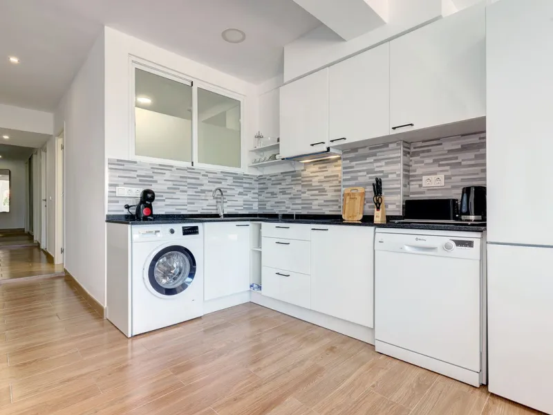 A large and spacious duplex apartment situated on the beachfront to the west of Estepona, offering direct access to the beach.  Comprising of 5 bedrooms and 4 bathrooms over 2 floors. On the upper floor, there are 2 bedrooms and 2 bathrooms, (Master bedro