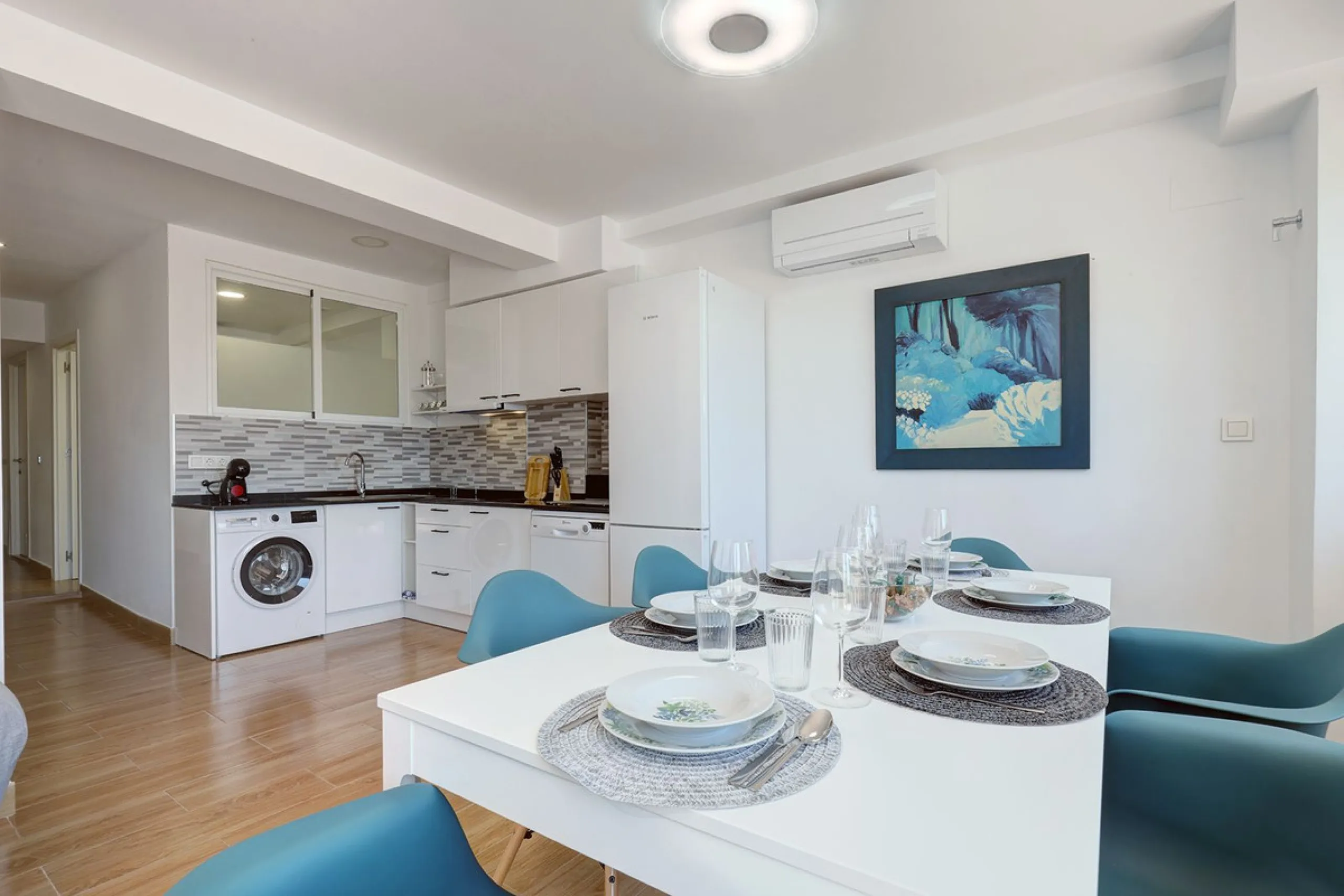 A large and spacious duplex apartment situated on the beachfront to the west of Estepona, offering direct access to the beach.  Comprising of 5 bedrooms and 4 bathrooms over 2 floors. On the upper floor, there are 2 bedrooms and 2 bathrooms, (Master bedro