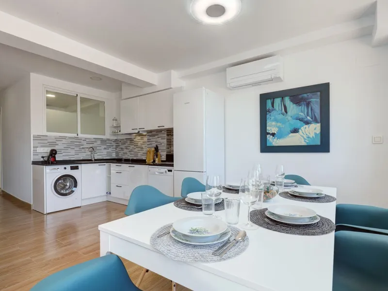A large and spacious duplex apartment situated on the beachfront to the west of Estepona, offering direct access to the beach.  Comprising of 5 bedrooms and 4 bathrooms over 2 floors. On the upper floor, there are 2 bedrooms and 2 bathrooms, (Master bedro
