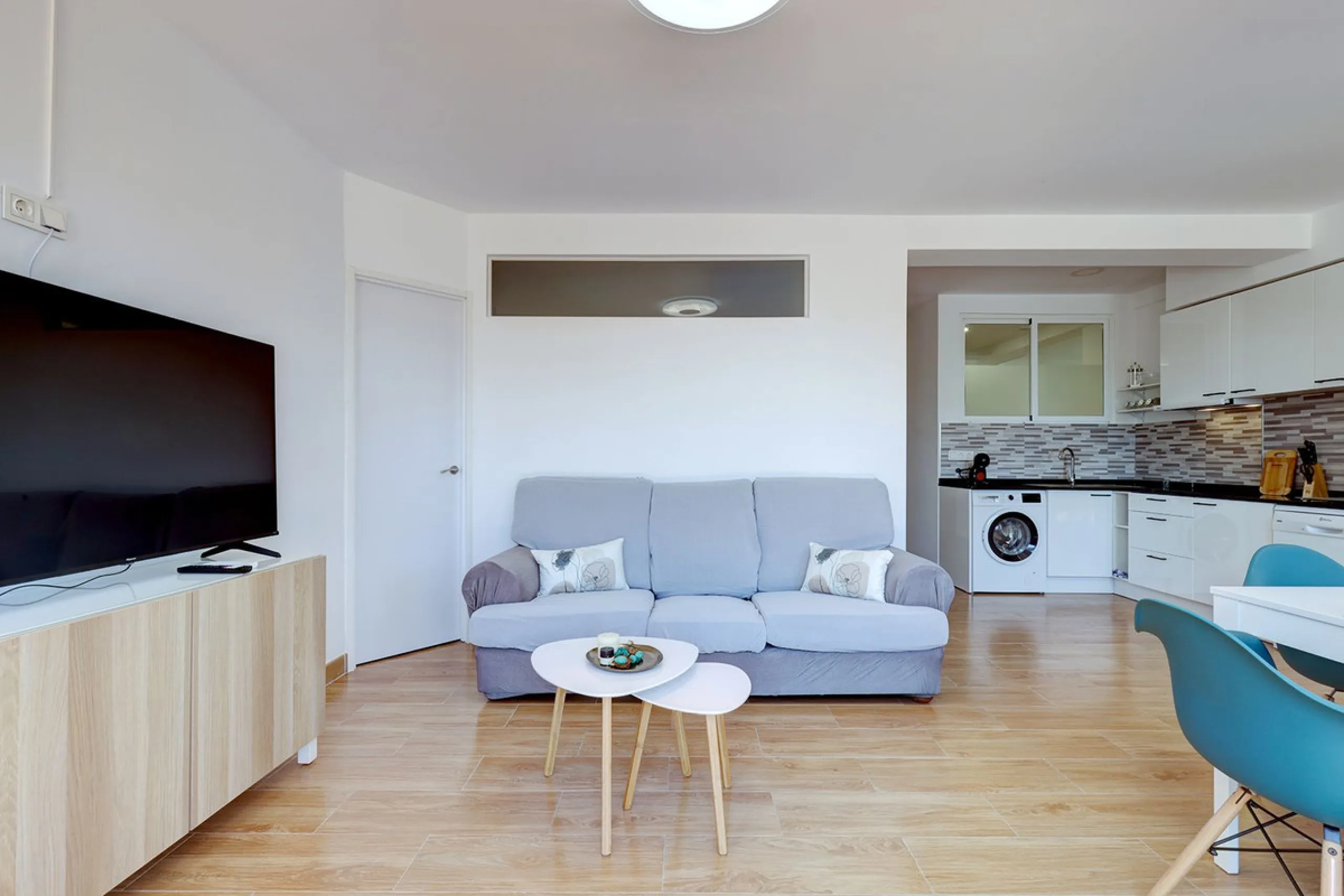 A large and spacious duplex apartment situated on the beachfront to the west of Estepona, offering direct access to the beach.  Comprising of 5 bedrooms and 4 bathrooms over 2 floors. On the upper floor, there are 2 bedrooms and 2 bathrooms, (Master bedro