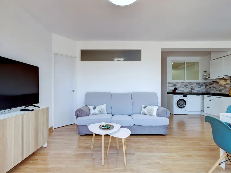 A large and spacious duplex apartment situated on the beachfront to the west of Estepona, offering direct access to the beach.  Comprising of 5 bedrooms and 4 bathrooms over 2 floors. On the upper floor, there are 2 bedrooms and 2 bathrooms, (Master bedro