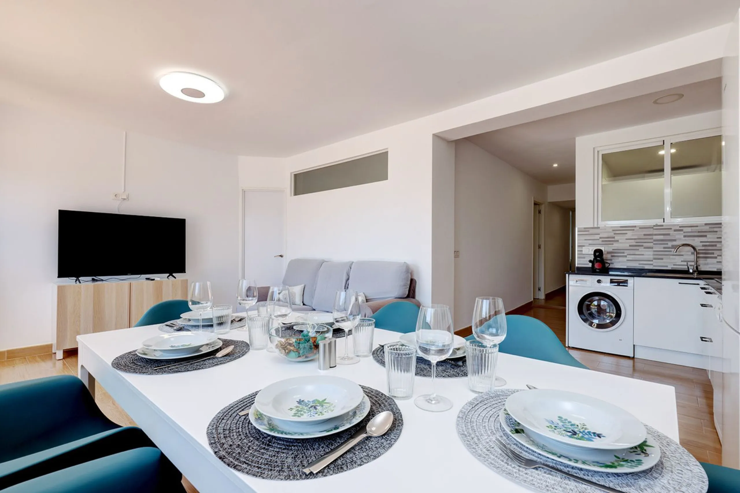 A large and spacious duplex apartment situated on the beachfront to the west of Estepona, offering direct access to the beach.  Comprising of 5 bedrooms and 4 bathrooms over 2 floors. On the upper floor, there are 2 bedrooms and 2 bathrooms, (Master bedro