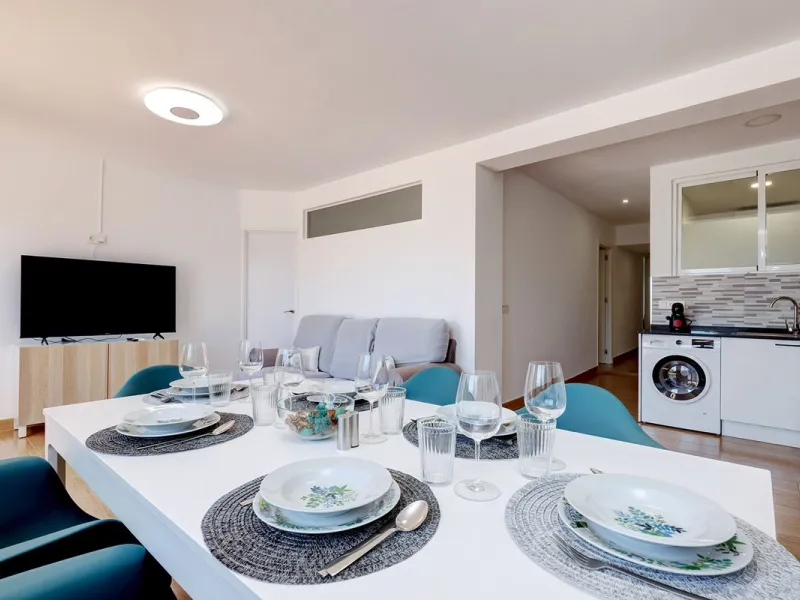 A large and spacious duplex apartment situated on the beachfront to the west of Estepona, offering direct access to the beach.  Comprising of 5 bedrooms and 4 bathrooms over 2 floors. On the upper floor, there are 2 bedrooms and 2 bathrooms, (Master bedro