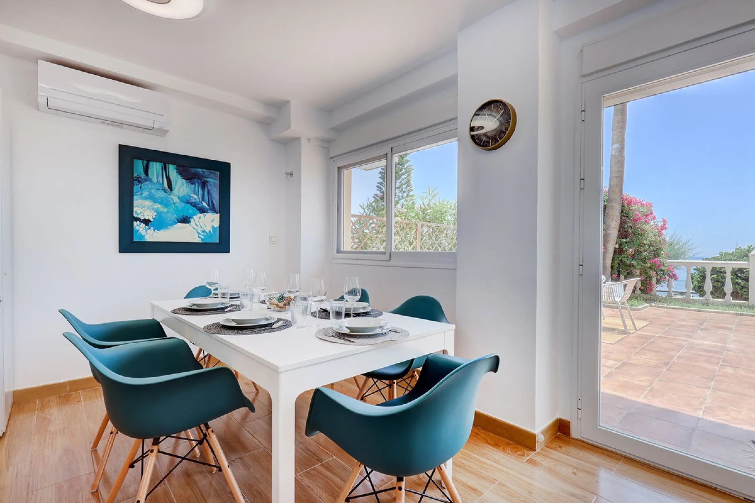 A large and spacious duplex apartment situated on the beachfront to the west of Estepona, offering direct access to the beach.  Comprising of 5 bedrooms and 4 bathrooms over 2 floors. On the upper floor, there are 2 bedrooms and 2 bathrooms, (Master bedro