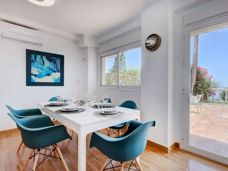 A large and spacious duplex apartment situated on the beachfront to the west of Estepona, offering direct access to the beach.  Comprising of 5 bedrooms and 4 bathrooms over 2 floors. On the upper floor, there are 2 bedrooms and 2 bathrooms, (Master bedro