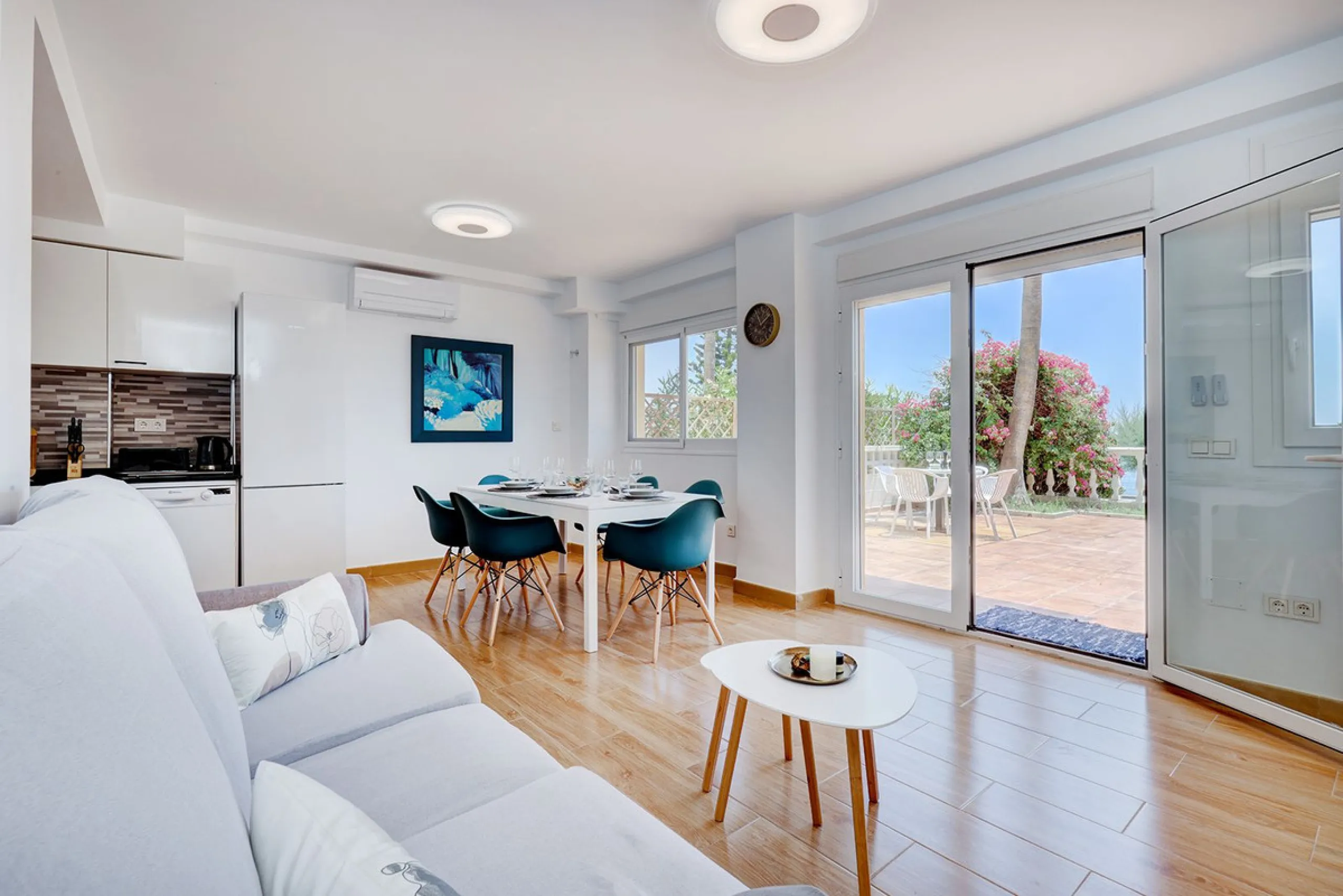 A large and spacious duplex apartment situated on the beachfront to the west of Estepona, offering direct access to the beach.  Comprising of 5 bedrooms and 4 bathrooms over 2 floors. On the upper floor, there are 2 bedrooms and 2 bathrooms, (Master bedro