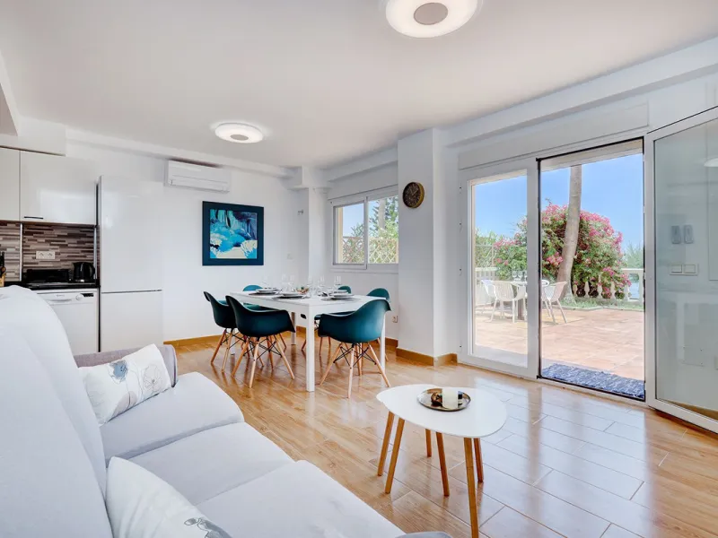 A large and spacious duplex apartment situated on the beachfront to the west of Estepona, offering direct access to the beach.  Comprising of 5 bedrooms and 4 bathrooms over 2 floors. On the upper floor, there are 2 bedrooms and 2 bathrooms, (Master bedro