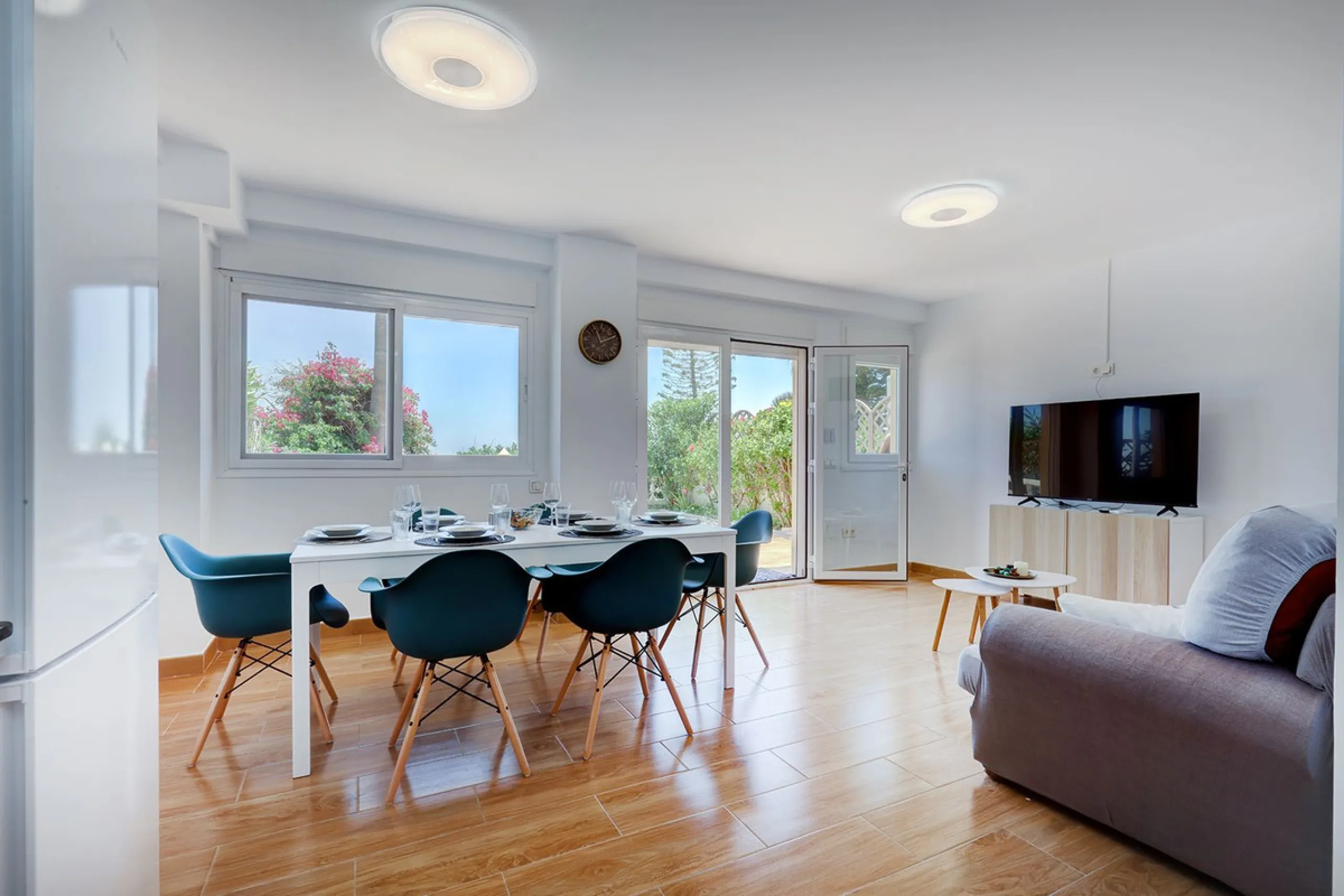A large and spacious duplex apartment situated on the beachfront to the west of Estepona, offering direct access to the beach.  Comprising of 5 bedrooms and 4 bathrooms over 2 floors. On the upper floor, there are 2 bedrooms and 2 bathrooms, (Master bedro