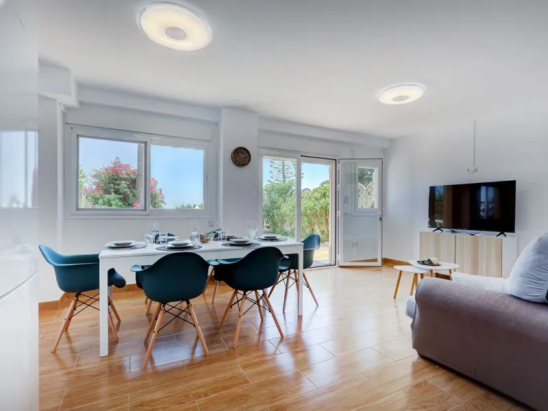 A large and spacious duplex apartment situated on the beachfront to the west of Estepona, offering direct access to the beach.  Comprising of 5 bedrooms and 4 bathrooms over 2 floors. On the upper floor, there are 2 bedrooms and 2 bathrooms, (Master bedro