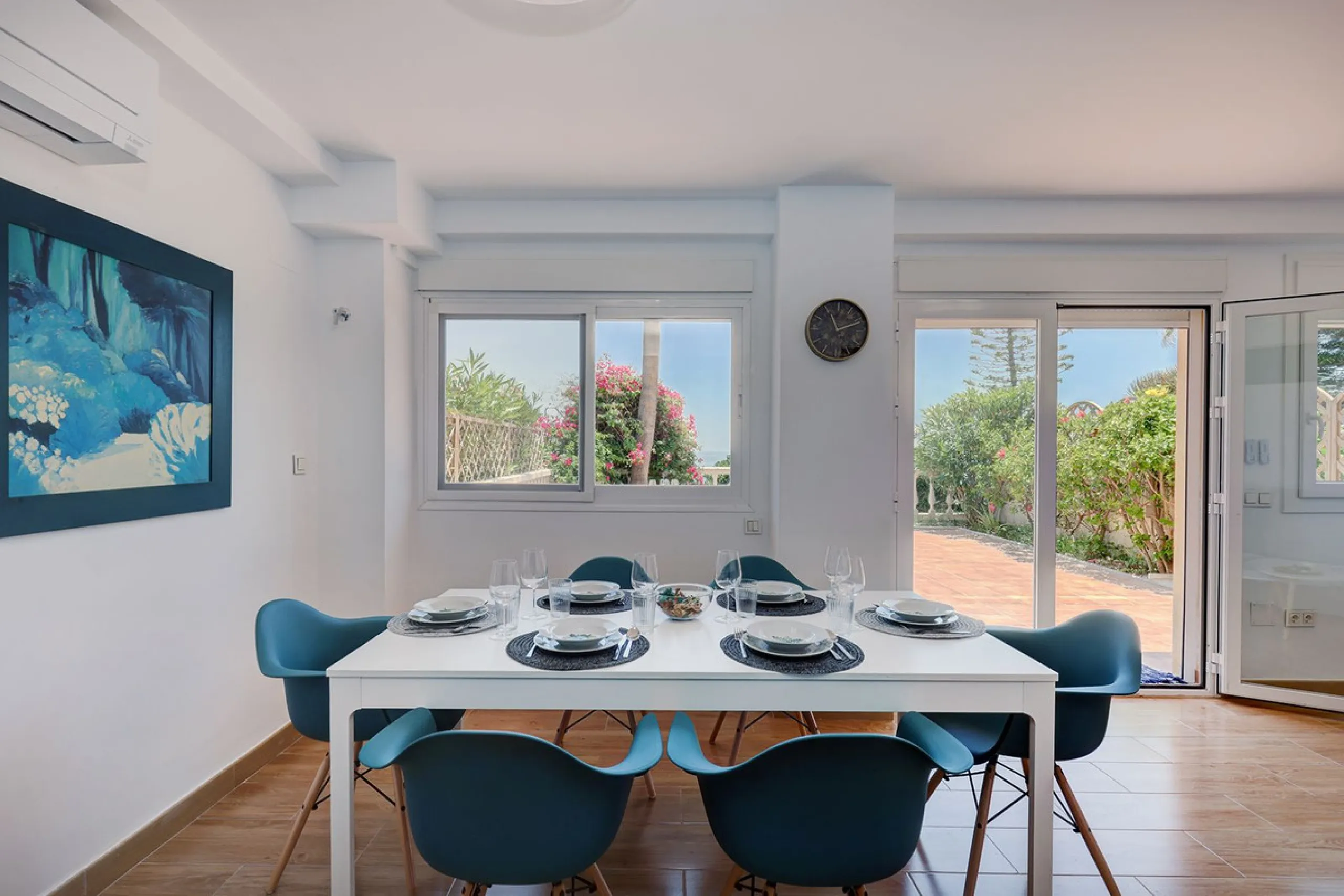 A large and spacious duplex apartment situated on the beachfront to the west of Estepona, offering direct access to the beach.  Comprising of 5 bedrooms and 4 bathrooms over 2 floors. On the upper floor, there are 2 bedrooms and 2 bathrooms, (Master bedro
