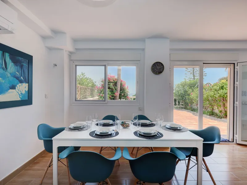 A large and spacious duplex apartment situated on the beachfront to the west of Estepona, offering direct access to the beach.  Comprising of 5 bedrooms and 4 bathrooms over 2 floors. On the upper floor, there are 2 bedrooms and 2 bathrooms, (Master bedro