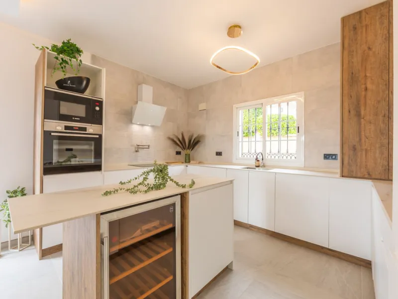 WONDERFUL RENOVATED HOUSE WITH SEA VIEWS, LA DUQUESA