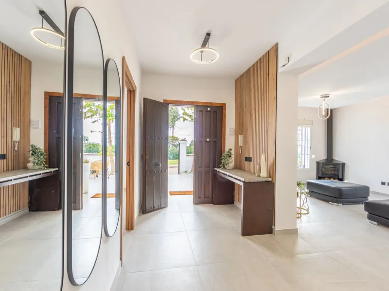 WONDERFUL RENOVATED HOUSE WITH SEA VIEWS, LA DUQUESA