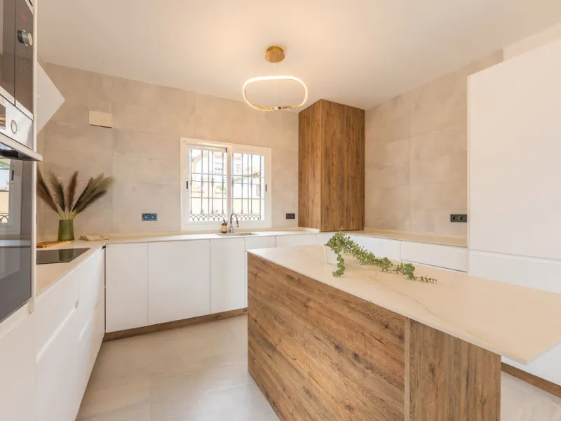 WONDERFUL RENOVATED HOUSE WITH SEA VIEWS, LA DUQUESA