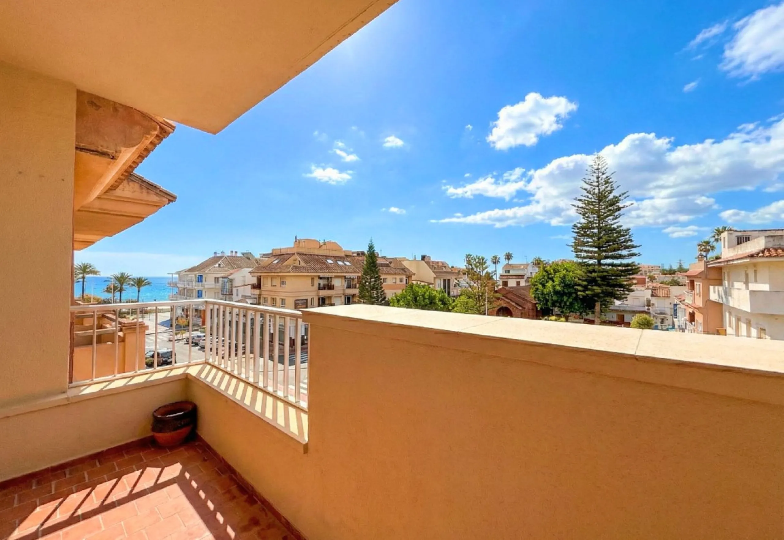 Apartment - Middle Floor Apartment в продаже в Manilva, Málaga. В доме 4 спален и 2 ванных комнат. Площадь дома 145 м²