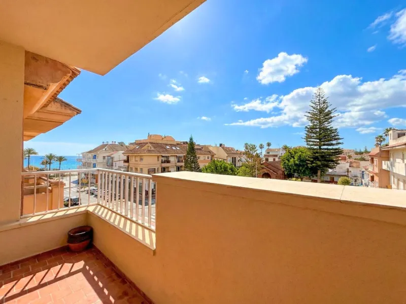 Apartment in Sabinillas just a few steps from the sea. Apartment located in Sabinillas, on the beachfront side and just 100 metres from the sea, set on the second floor of a building with a lift, this is an older property full of potential for renovation 