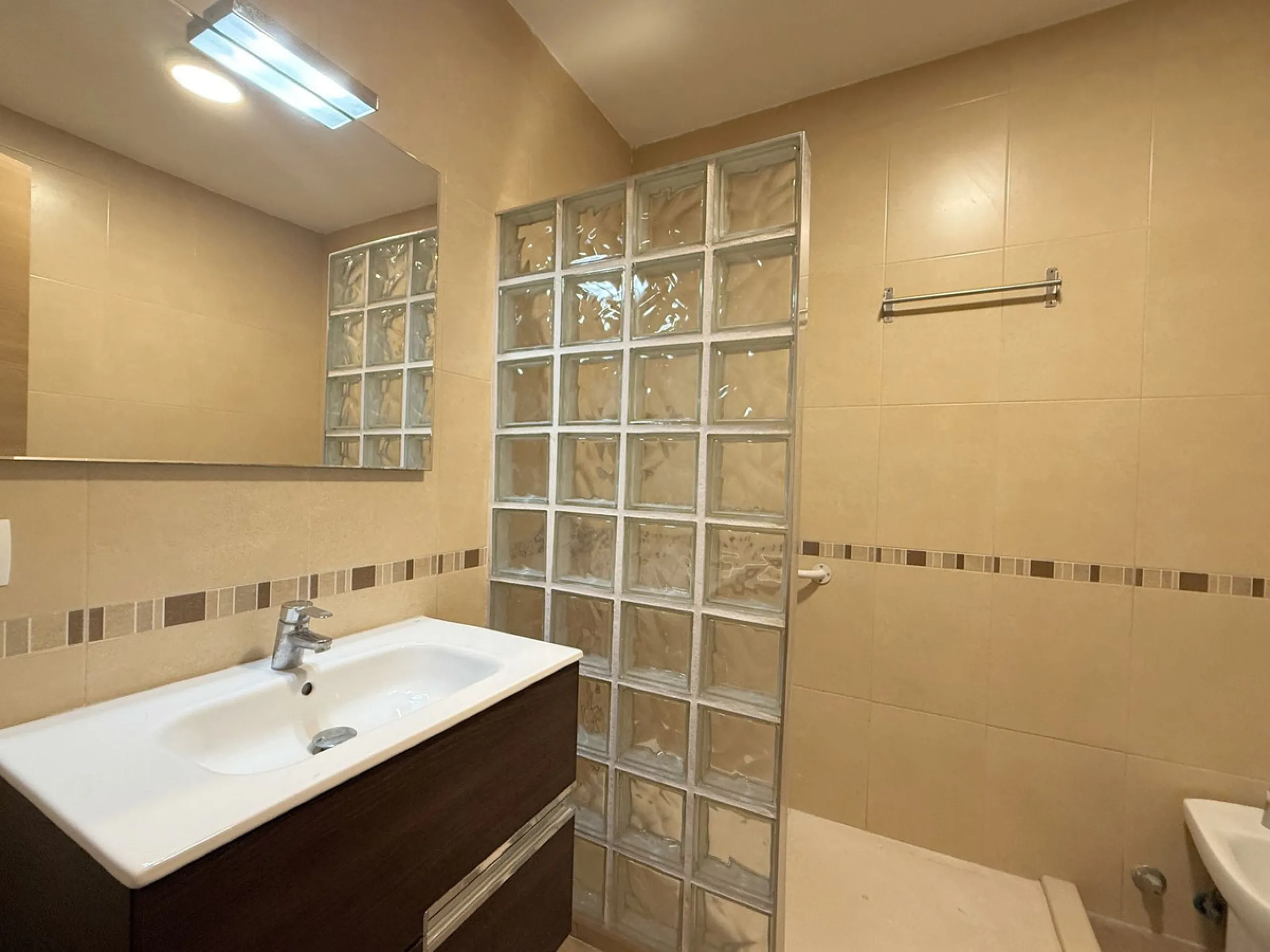 Apartment - Middle Floor Apartment в продаже в Manilva, Málaga. В доме 4 спален и 2 ванных комнат. Площадь дома 145 м²