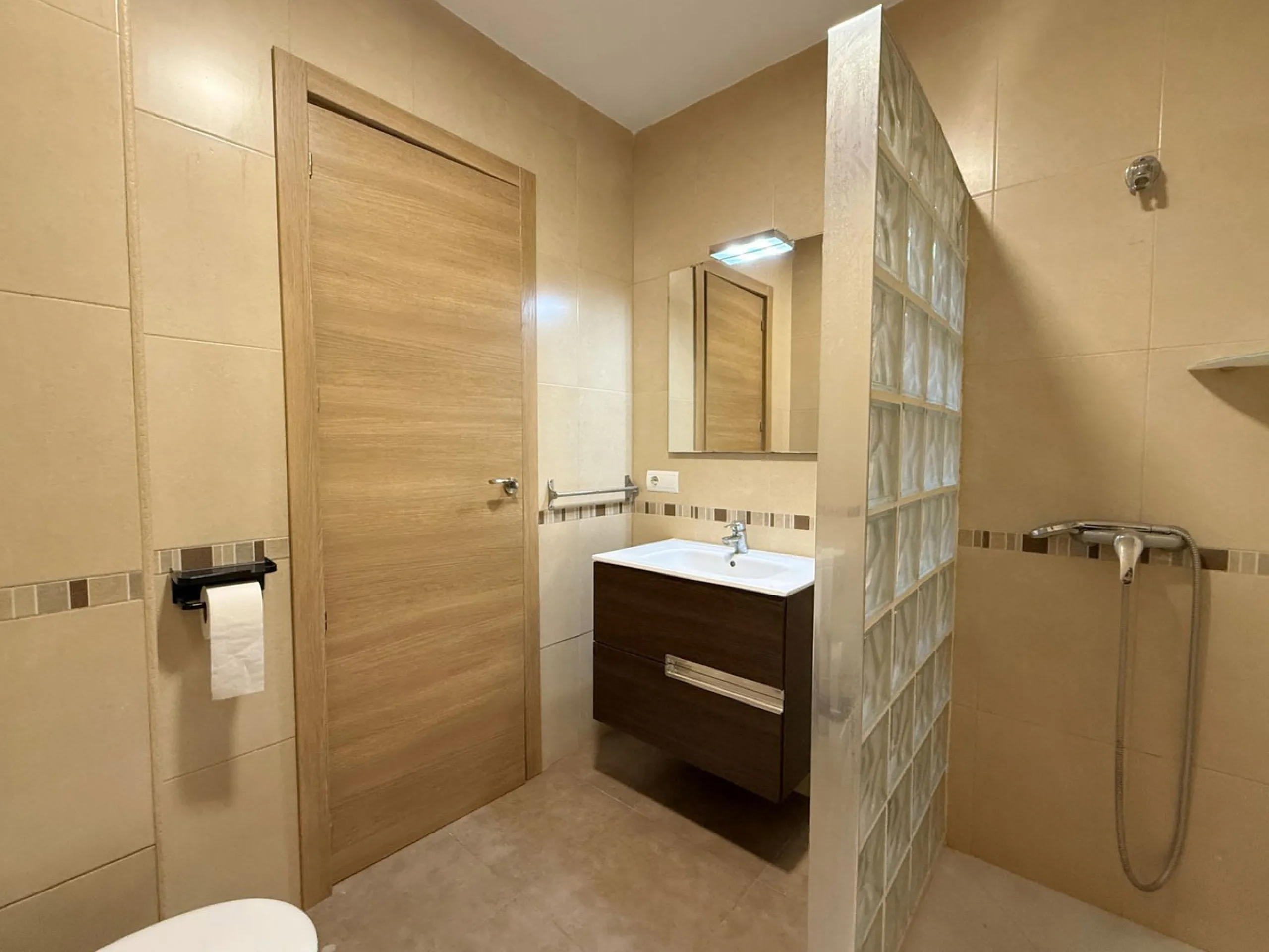 Apartment - Middle Floor Apartment в продаже в Manilva, Málaga. В доме 4 спален и 2 ванных комнат. Площадь дома 145 м²