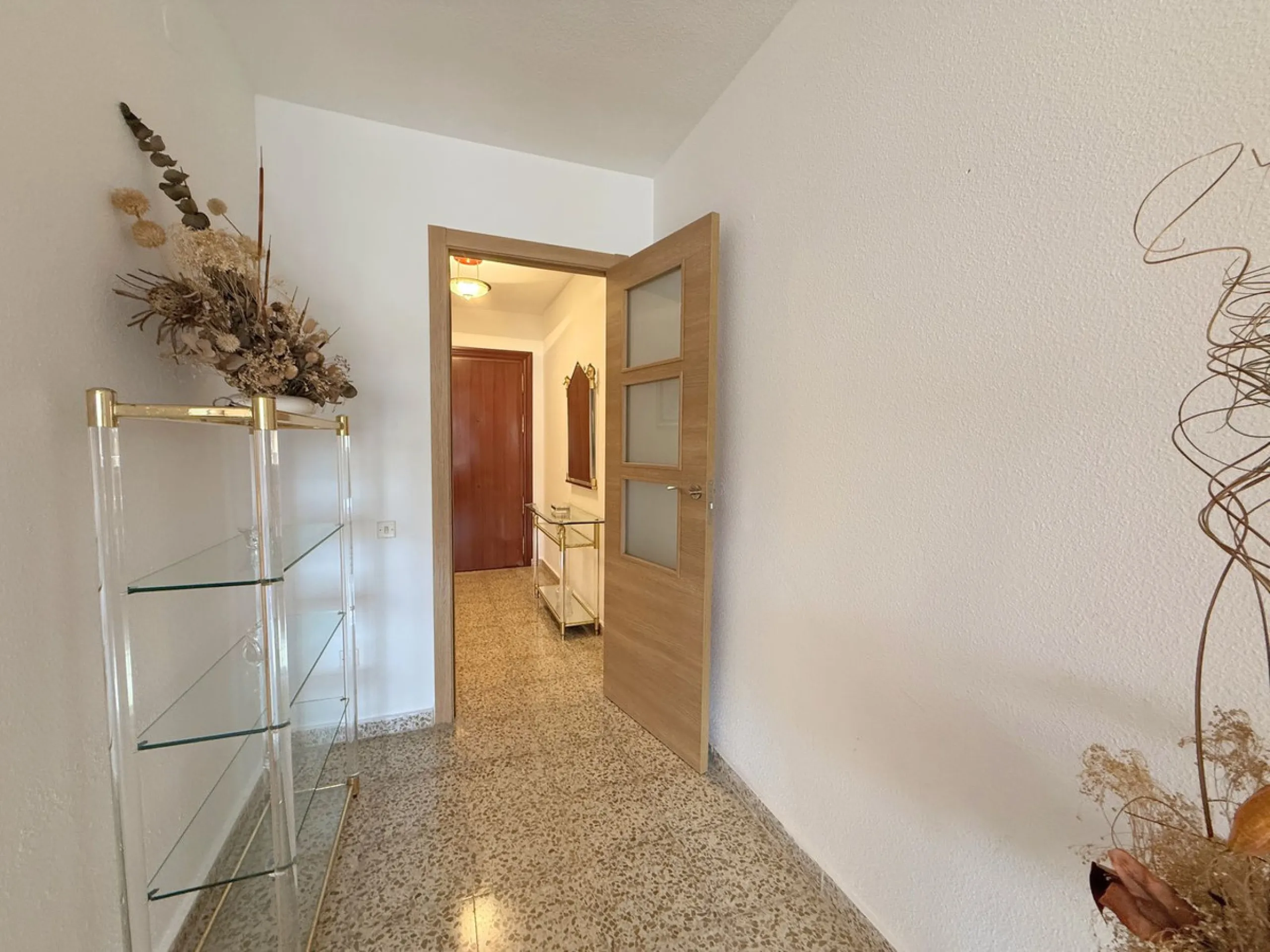 Apartment - Middle Floor Apartment в продаже в Manilva, Málaga. В доме 4 спален и 2 ванных комнат. Площадь дома 145 м²