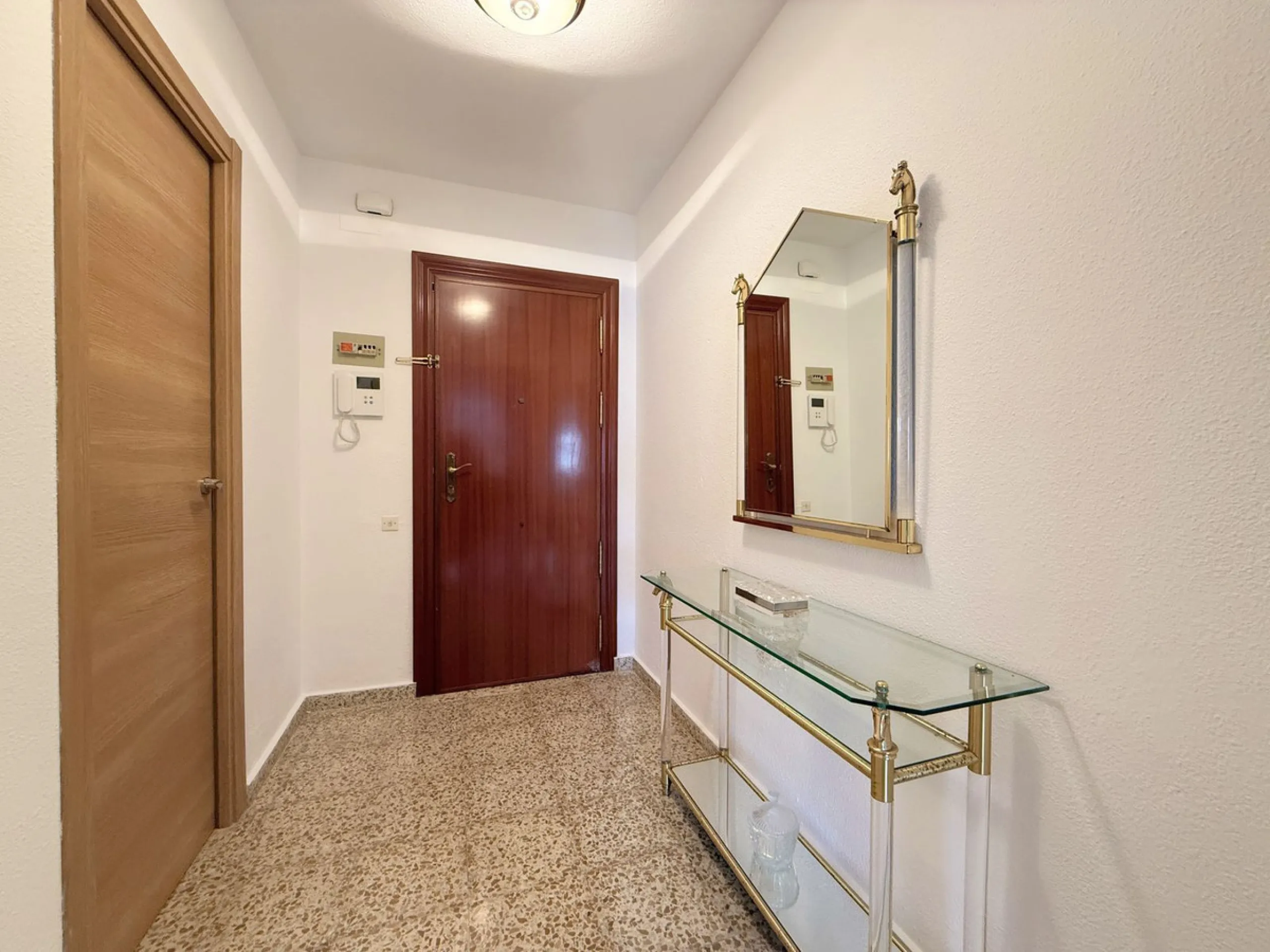 Apartment - Middle Floor Apartment в продаже в Manilva, Málaga. В доме 4 спален и 2 ванных комнат. Площадь дома 145 м²
